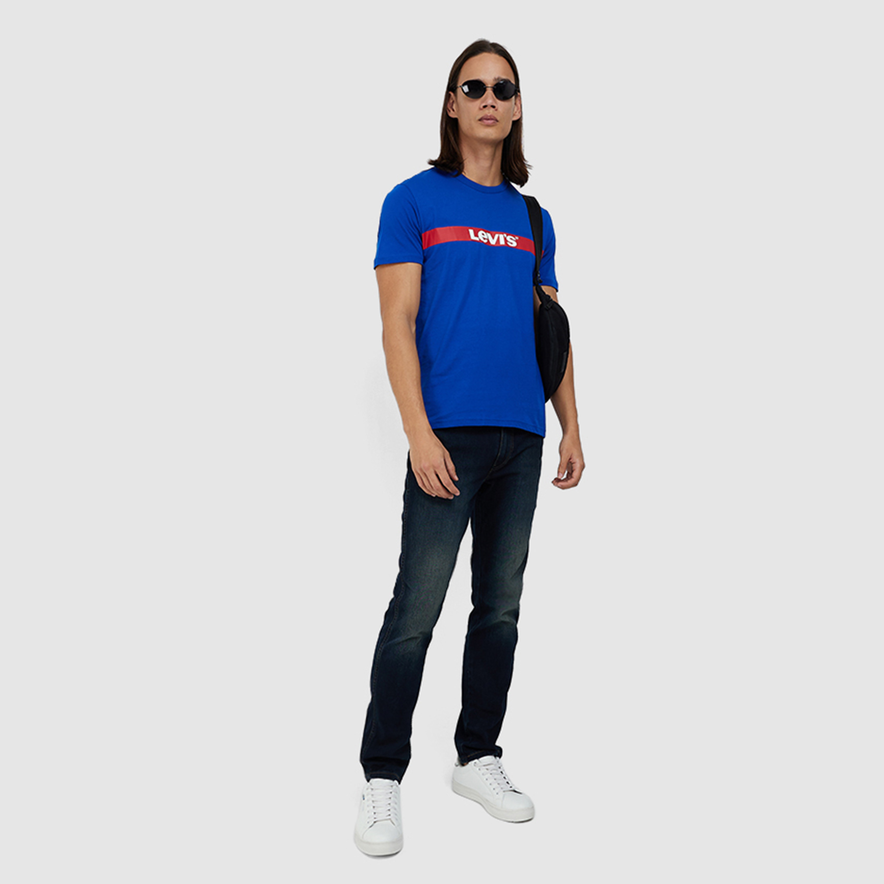 تي شيرت بأكمام قصيرة ورقبة دائرية مطبوعة بشعار ليفايز-men-clothing-tshirtsandpolos-tshirts-image-2