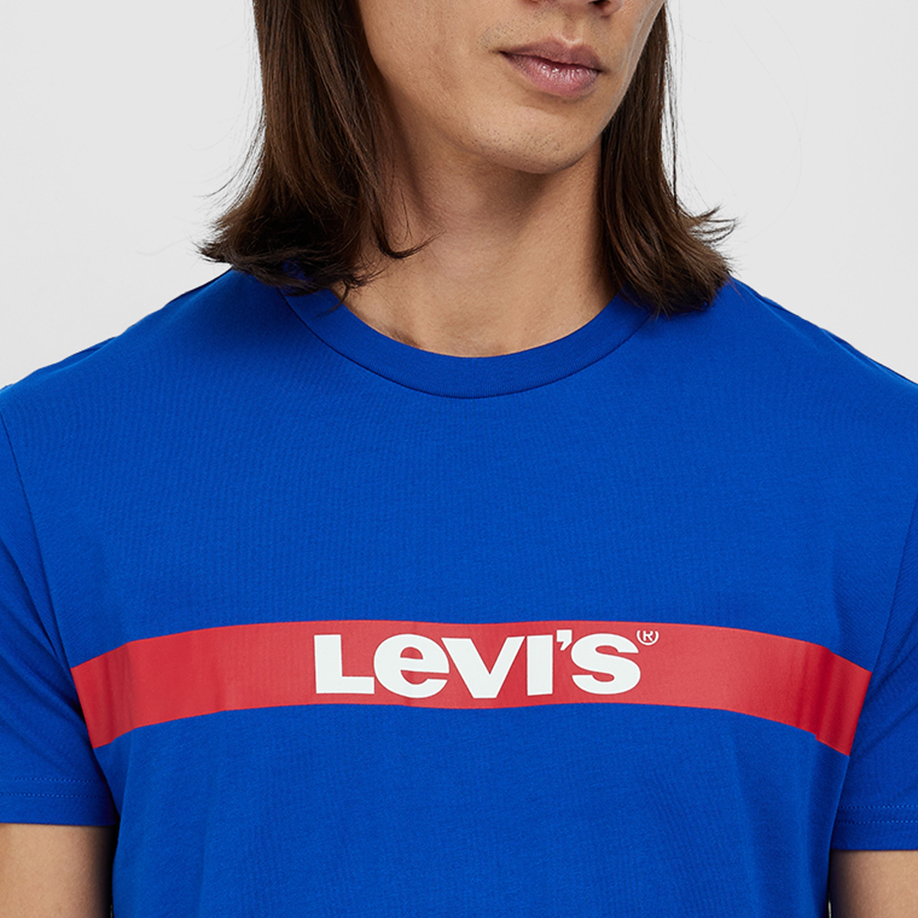 تي شيرت بأكمام قصيرة ورقبة دائرية مطبوعة بشعار ليفايز-men-clothing-tshirtsandpolos-tshirts-image-3
