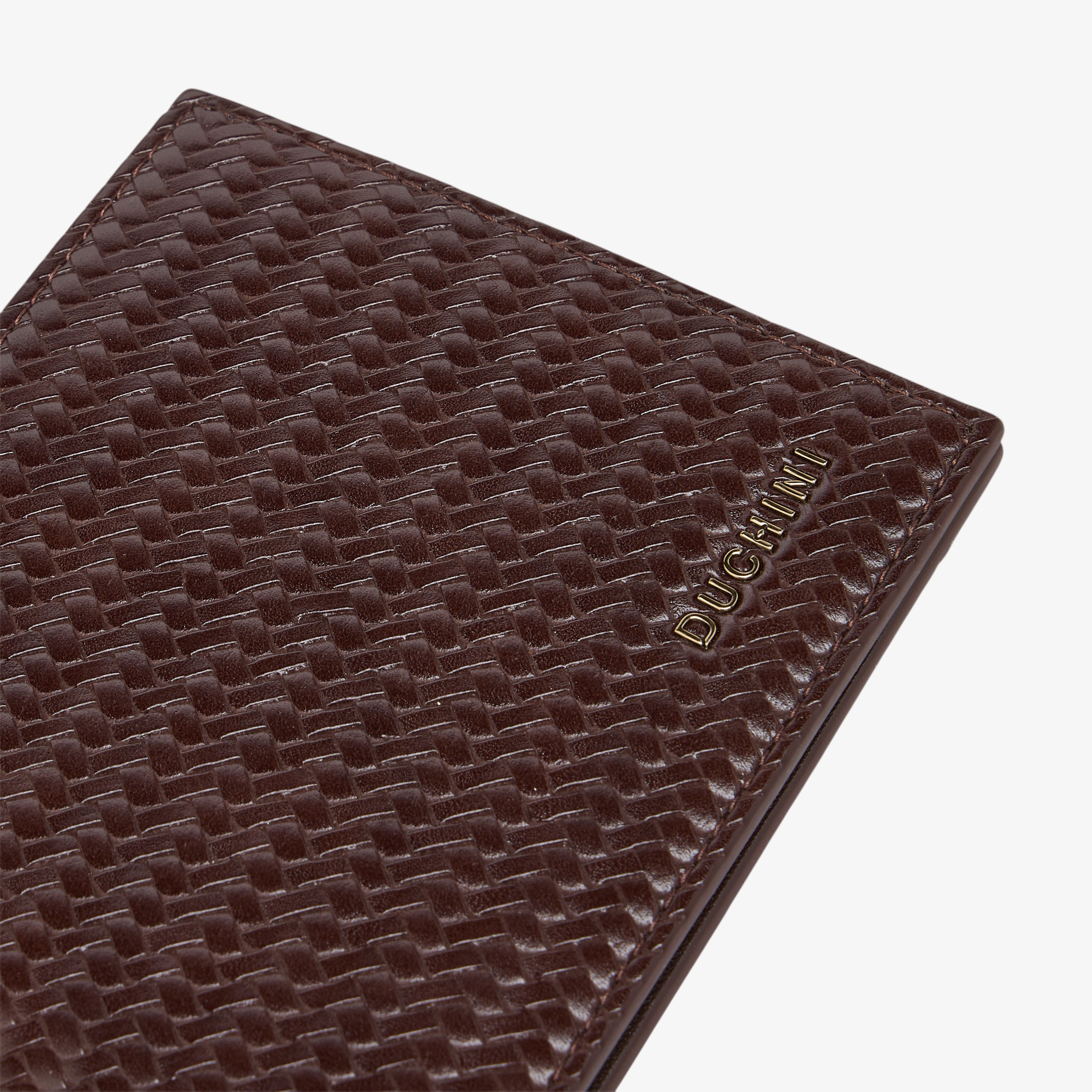محفظة بارزة الملمس بطية ثنائية شيفرون للرجال من دوتشيني-men-beltsandwallets-wallets-image-4