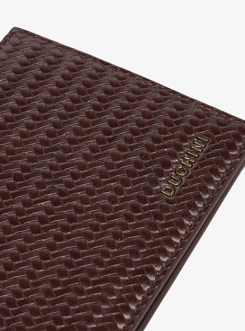 محفظة بارزة الملمس بطية ثنائية شيفرون للرجال من دوتشيني-men-beltsandwallets-wallets-image-4