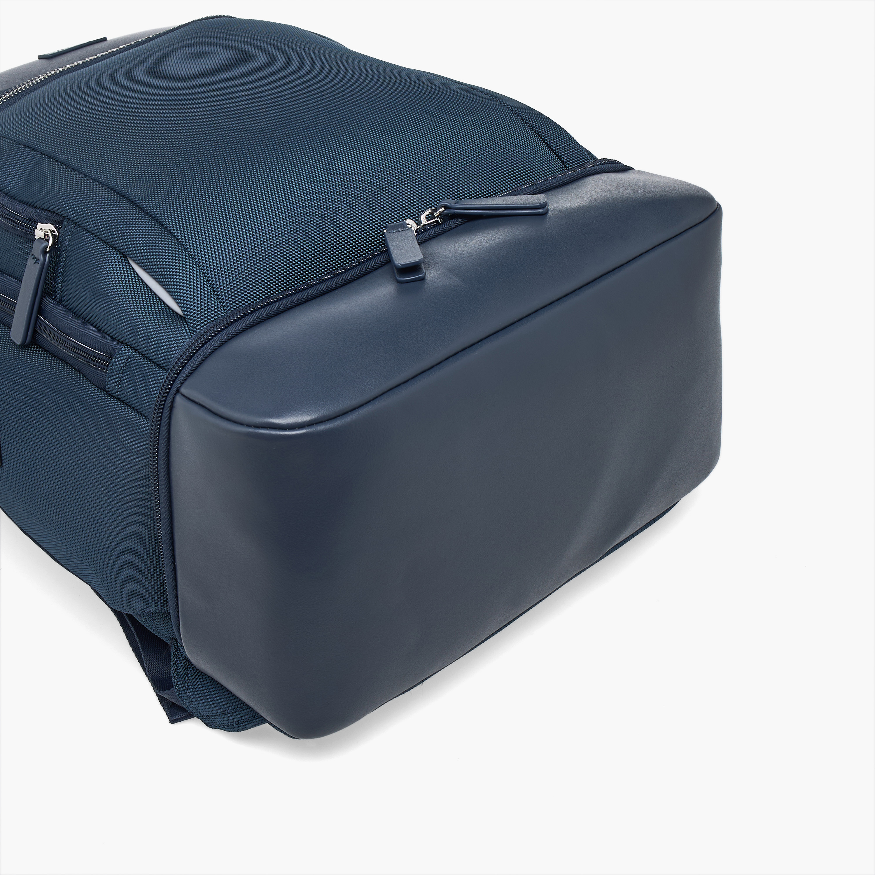 شنطة ظهر بارزة الملمس للرجال من دوتشيني-men-bags-image-7