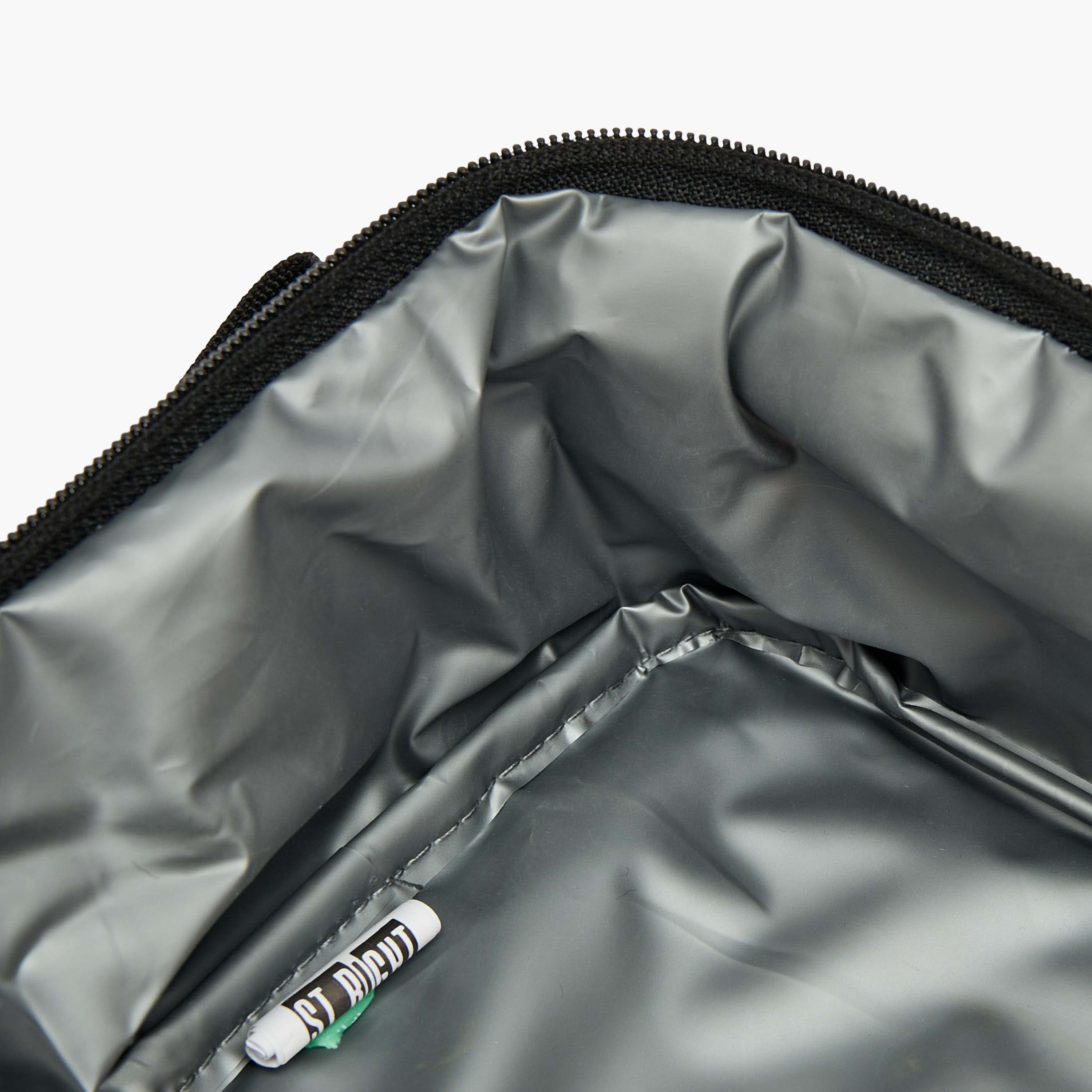 شنطة غداء معزولة بطبعات كرة قدم للأولاد بعمر 8-13 سنة من إس تي رايت-school-lunchessentials-lunchbags-image-3