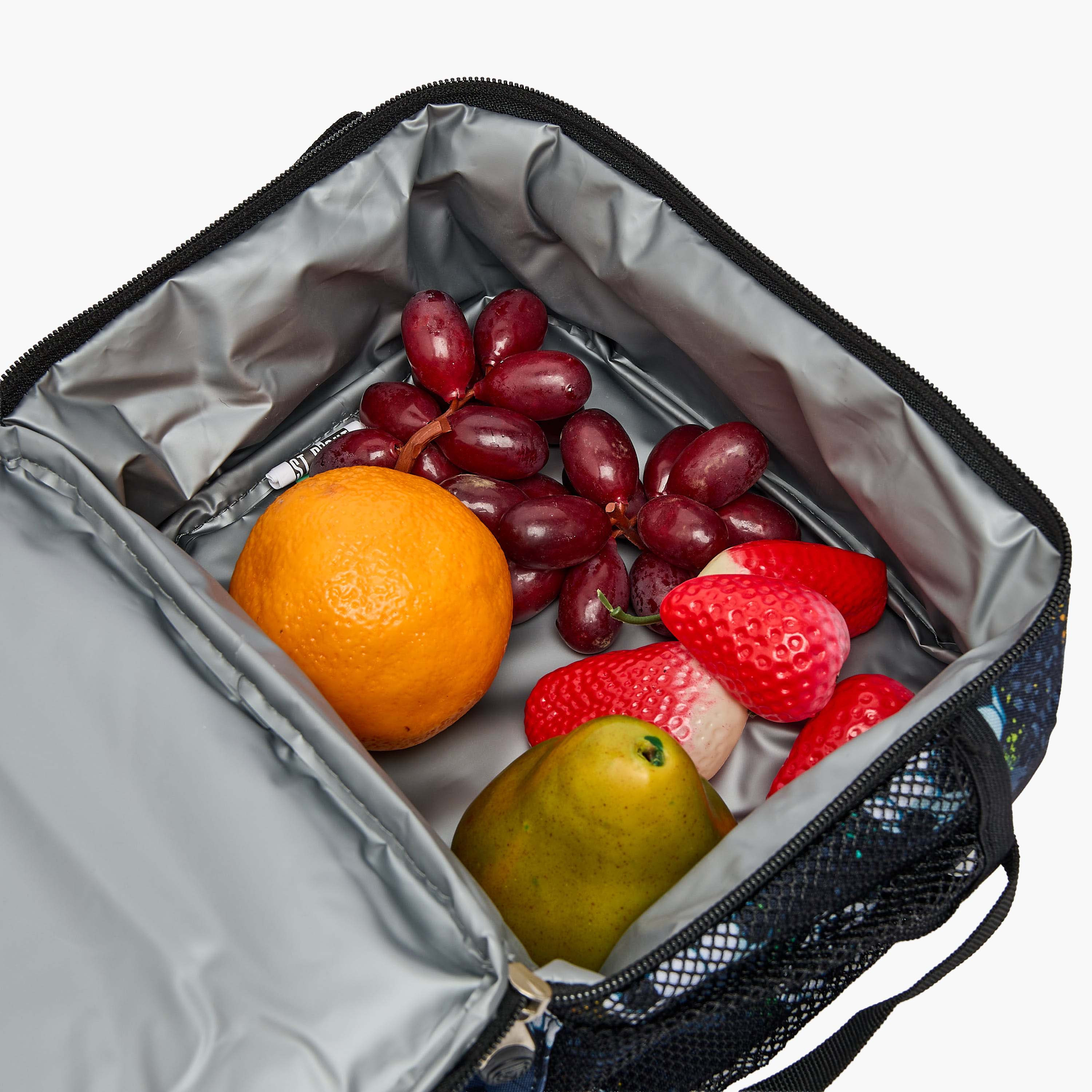 شنطة غداء معزولة بطبعات كرة قدم للأولاد بعمر 8-13 سنة من إس تي رايت-school-lunchessentials-lunchbags-image-5