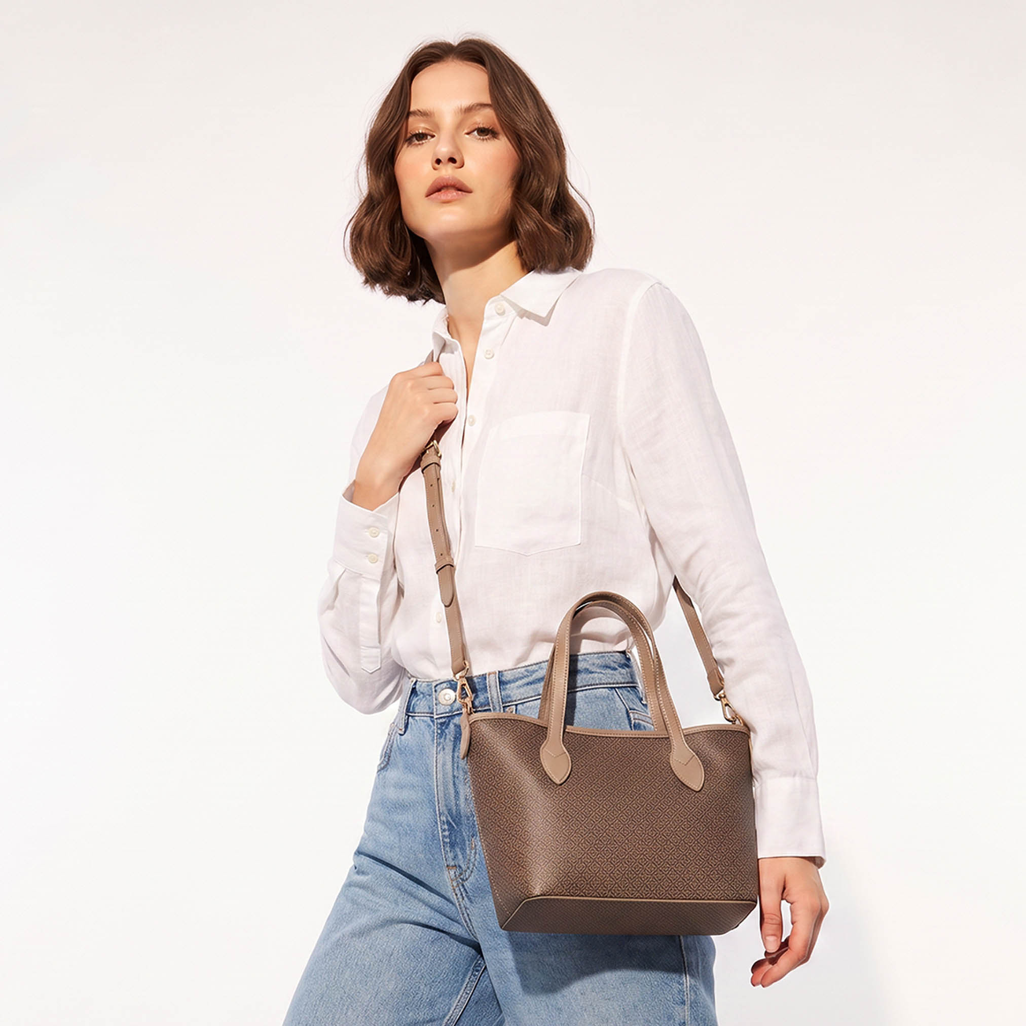 شنطة توتي بطبعات مونوجرام مع محفظة من ساشا-women-bagsandwallets-handbags-image-2