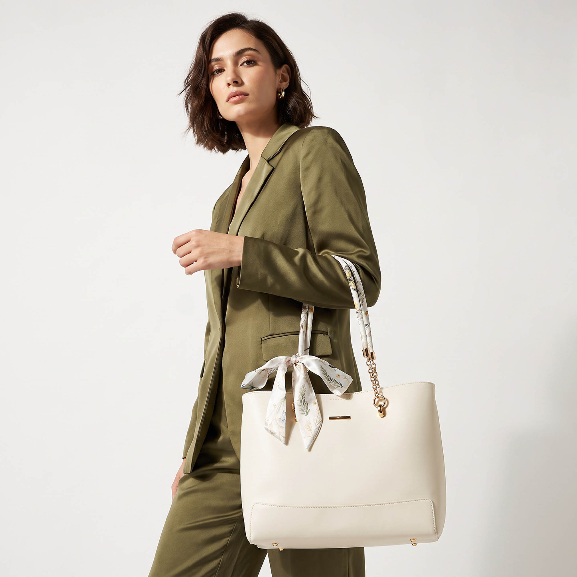 شنطة توتي بوشاح زهري وزر إغلاق من ساشا-women-bagsandwallets-handbags-image-2