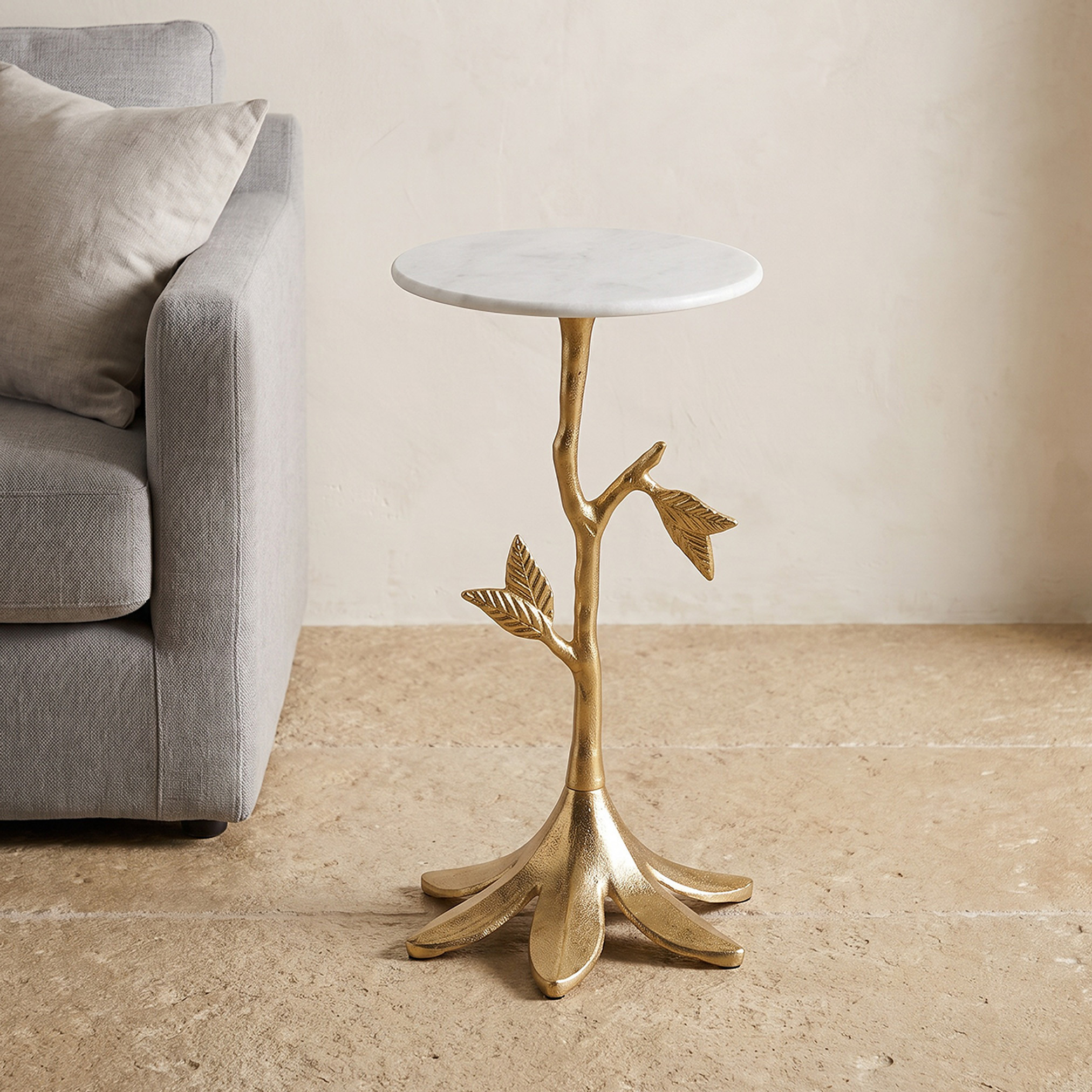 طاولة زينة بسطح رخامي وزخارف أوراق شجر-furniture-livingroom-sideandendtables-image-1
