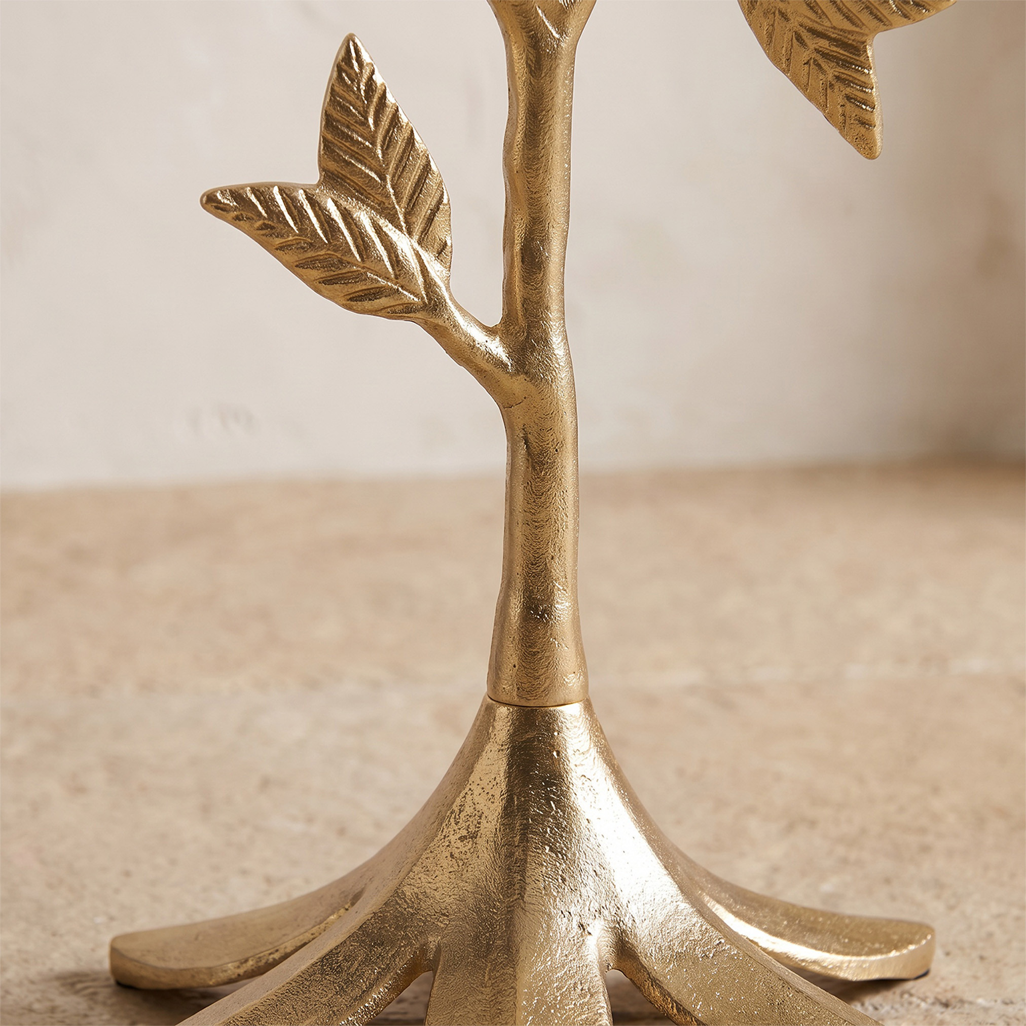 طاولة زينة بسطح رخامي وزخارف أوراق شجر-furniture-livingroom-sideandendtables-image-3