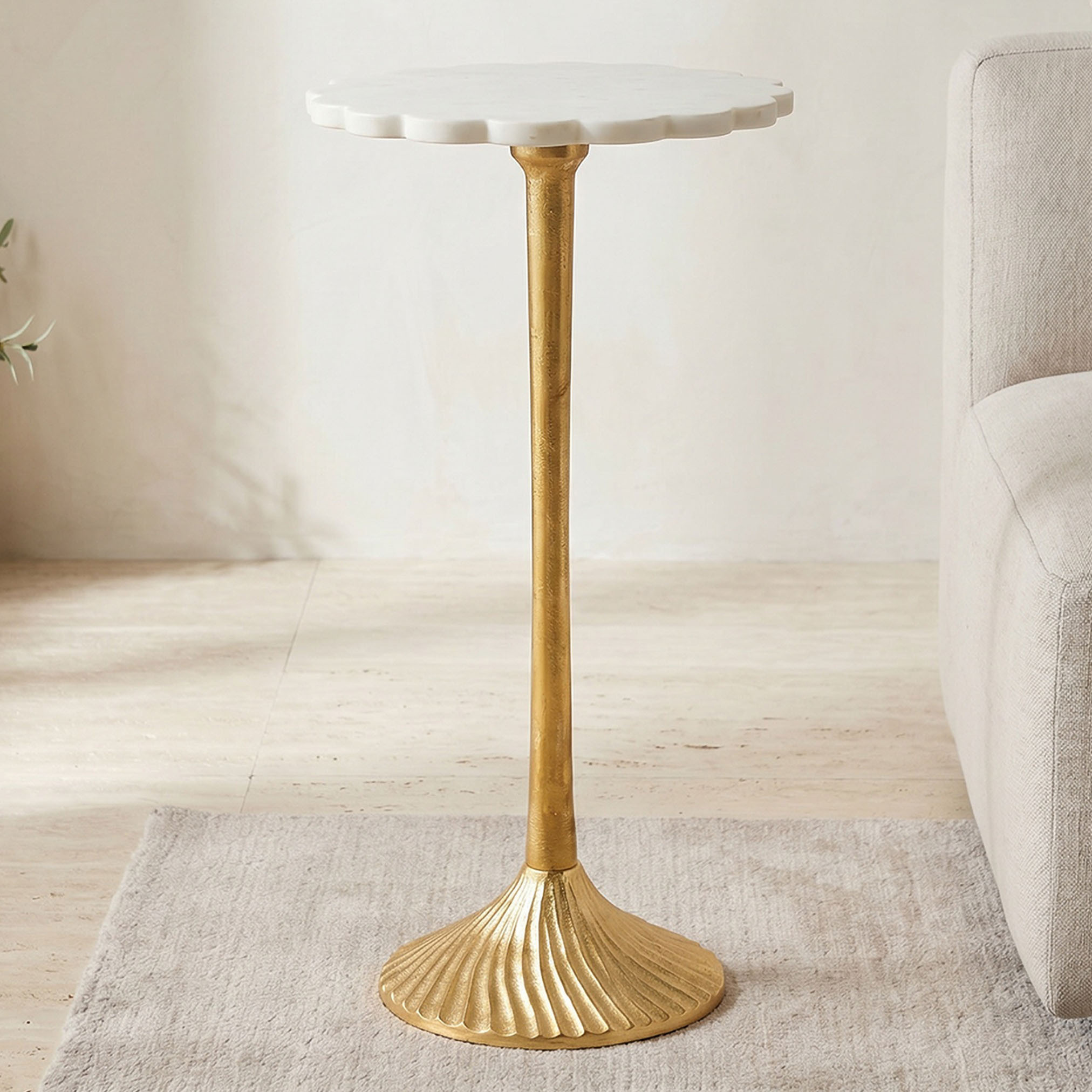 طاولة زينة بسطح رخام وقاعدة بارزة الملمس - 55x30 سم-furniture-livingroom-sideandendtables-image-1