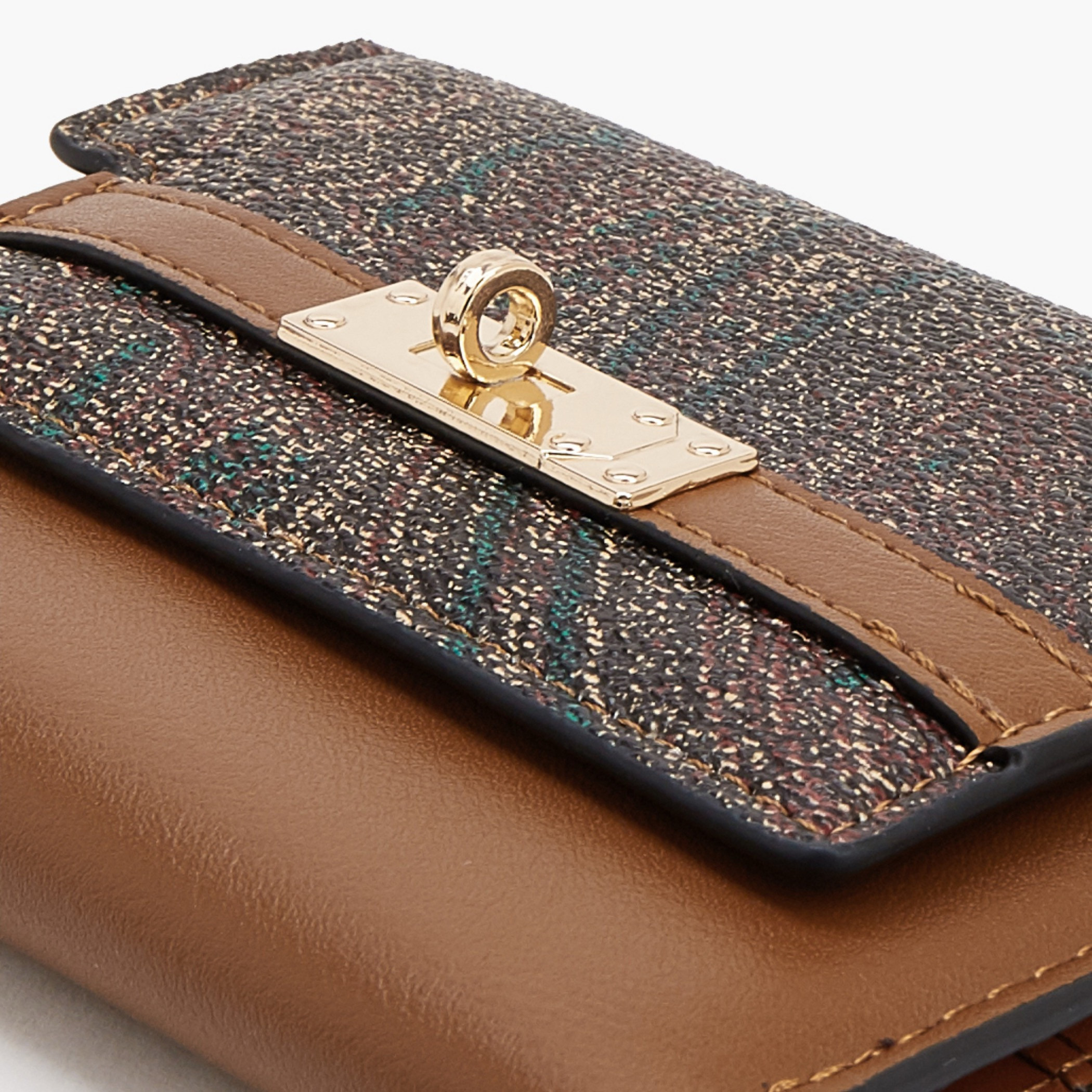 محفظة ثلاثية الطيّة بطبعات بيزلي وزينة قفل دوار من سيليست-women-bagsandwallets-wallets-image-5