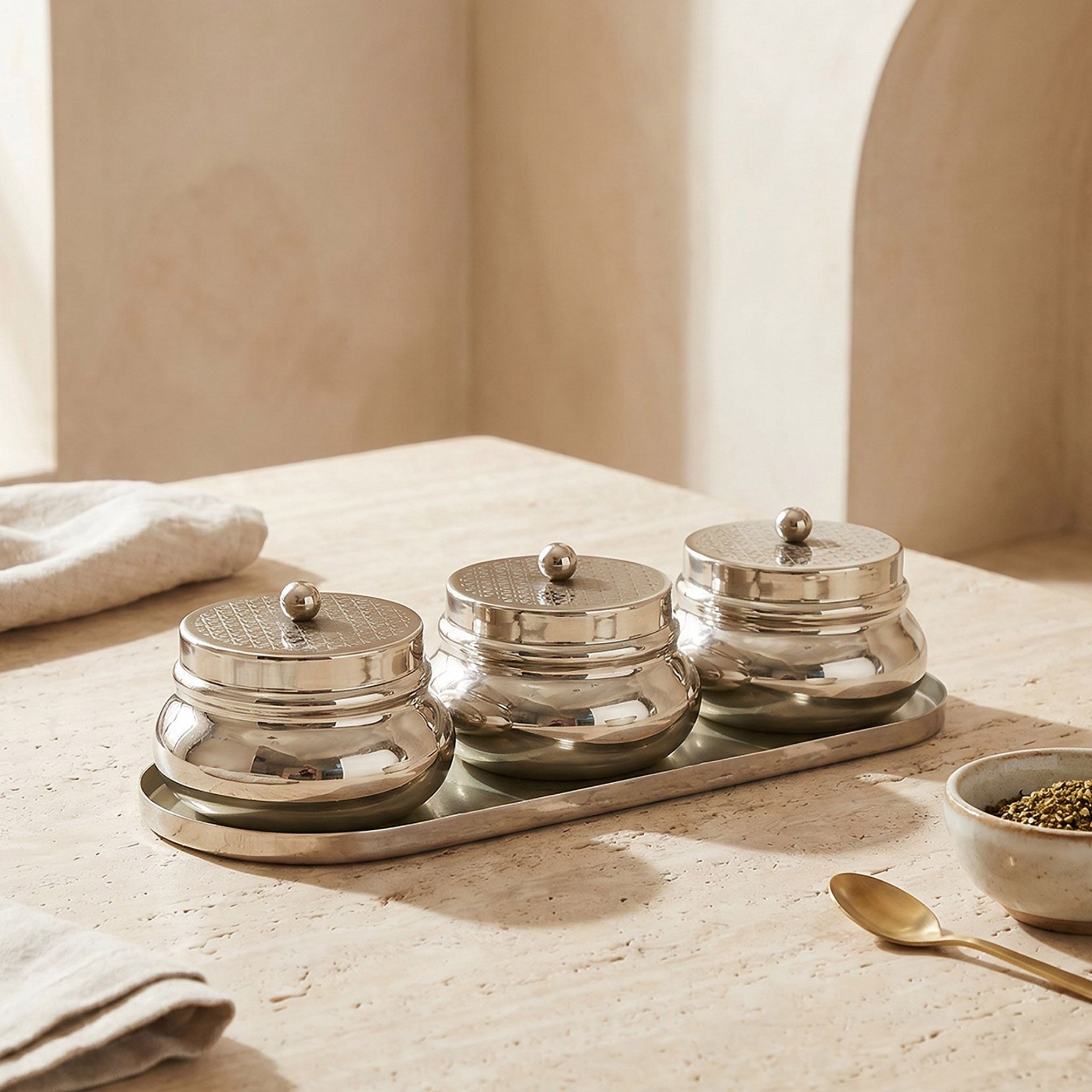 طقم أوعية مزينة بنقوش بارزة مع صينية من جيو - 3 قطع-household-dining-serveware-servingtrays-image-1