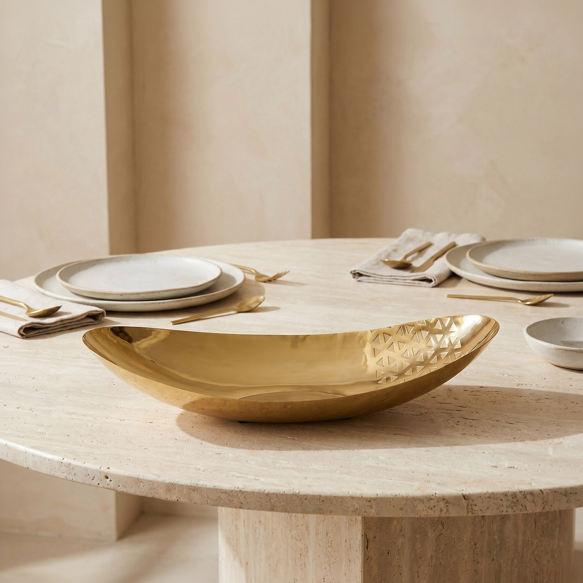صحن معدني بيضاوي من جيو - 43x18x7 سم-household-decor-boxesandtrays-image-2