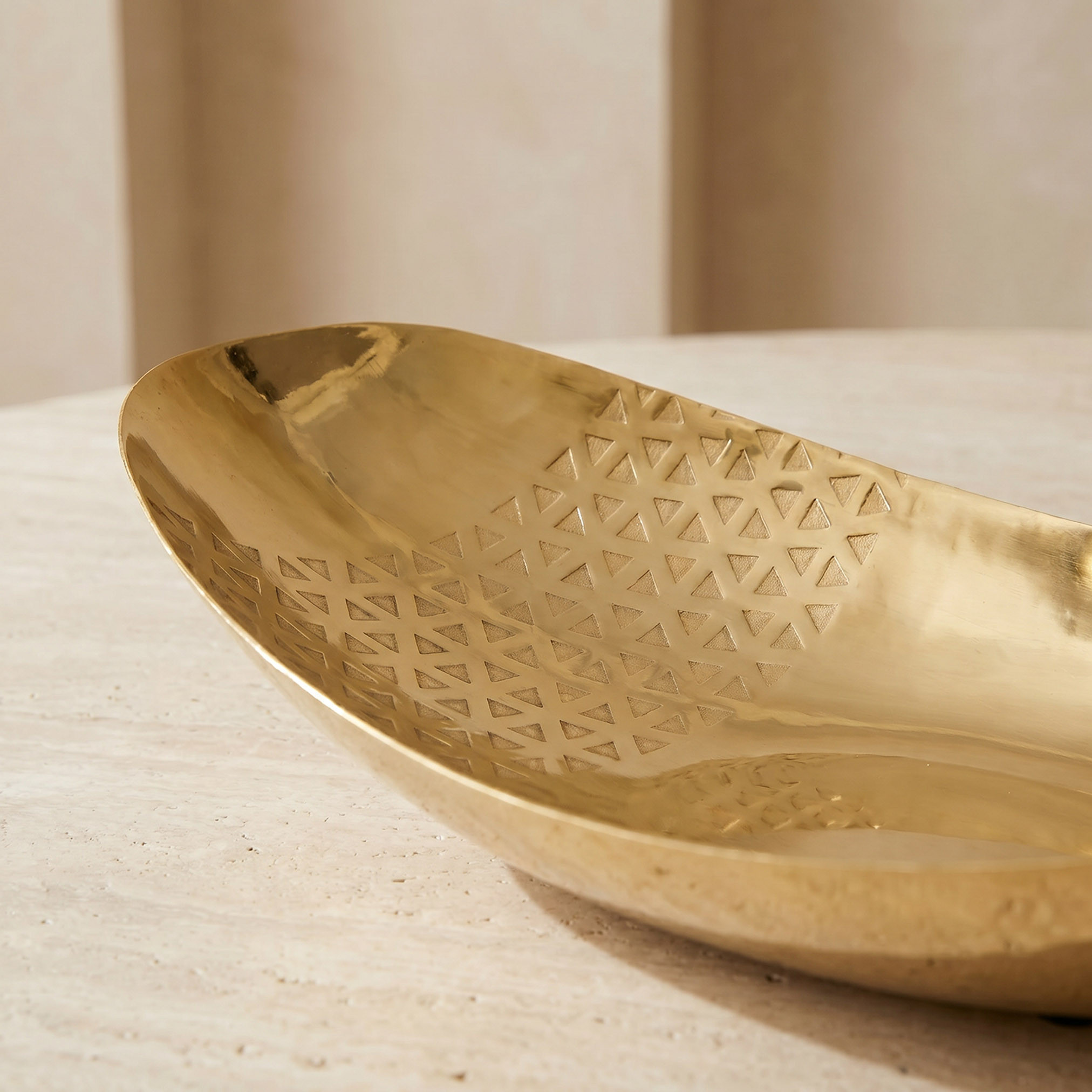 صحن معدني بيضاوي من جيو - 43x18x7 سم-household-decor-boxesandtrays-image-3