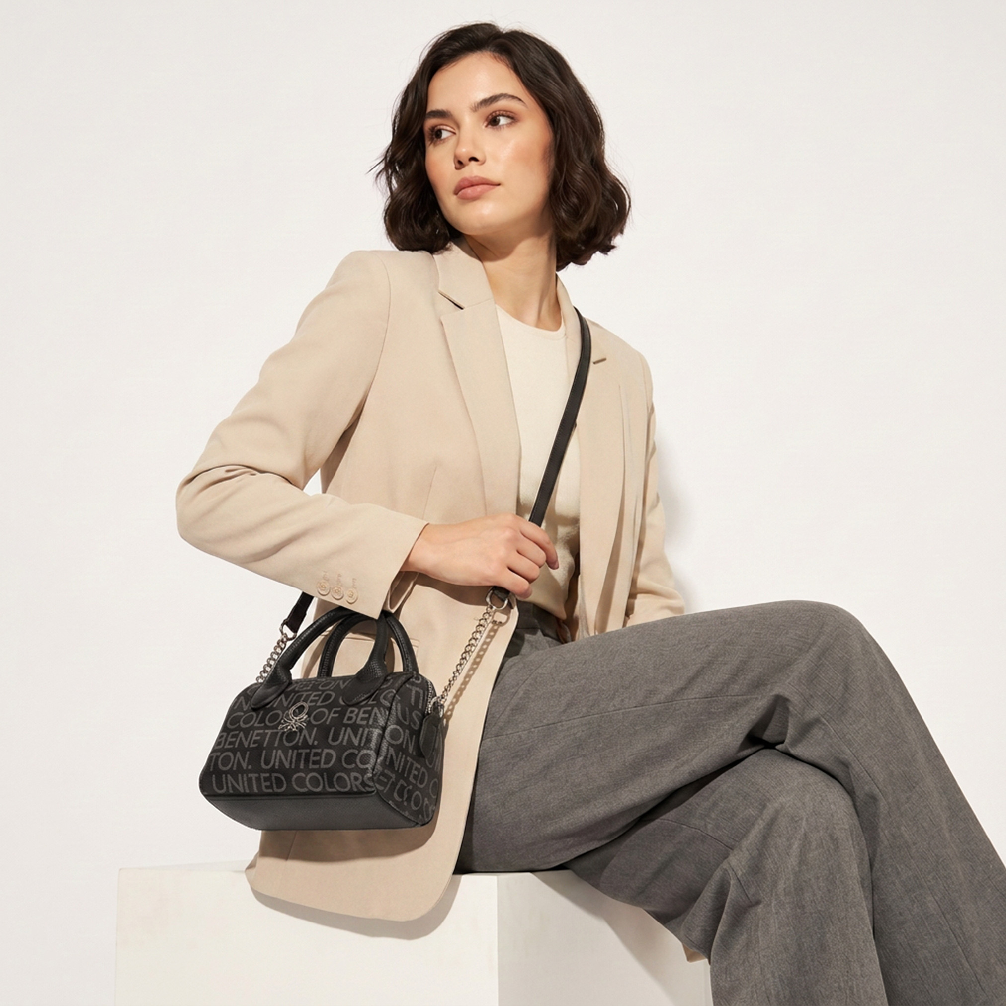 شنطة كروس بودي بمقابض علوية وطبعات من يونايتد كلرز أوف بينيتون-women-bagsandwallets-handbags-image-2