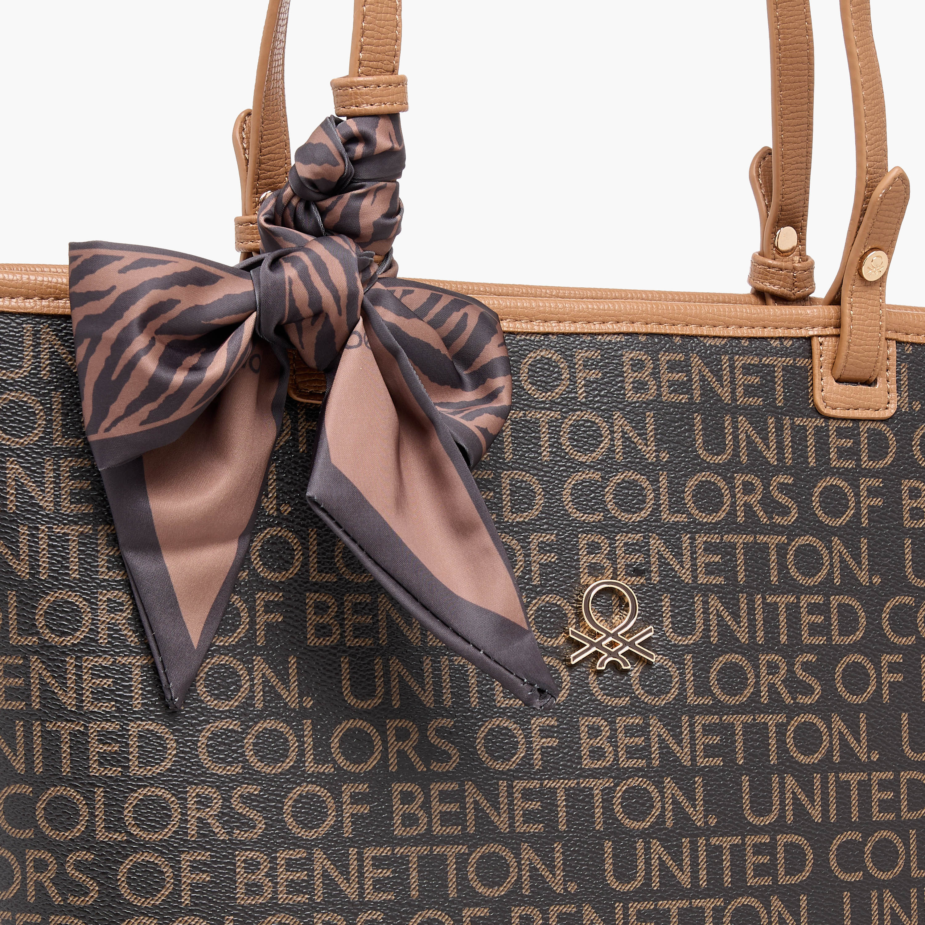 شنطة توتي مونوجرام مع زينة وشاح من يونايتد كولورز أوف بينيتون-women-bagsandwallets-handbags-image-5