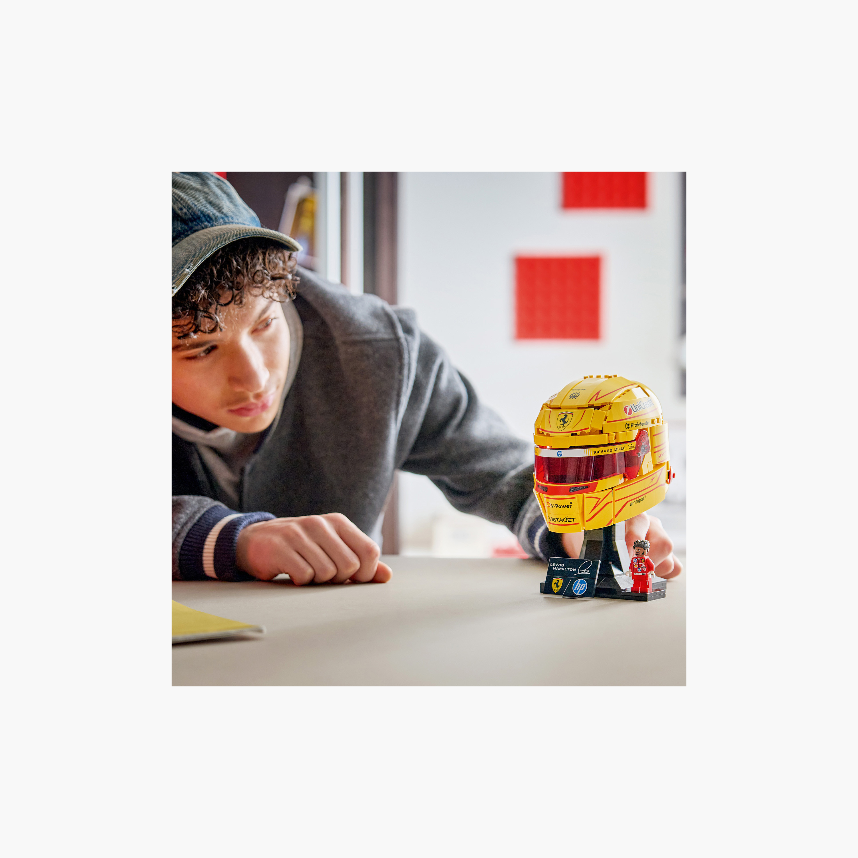 طقم لعب بناء خوذة لويس هاملتون سكوديريا فيراري إتش بي من ليغو-toys-buildingblocks-blocks-image-6