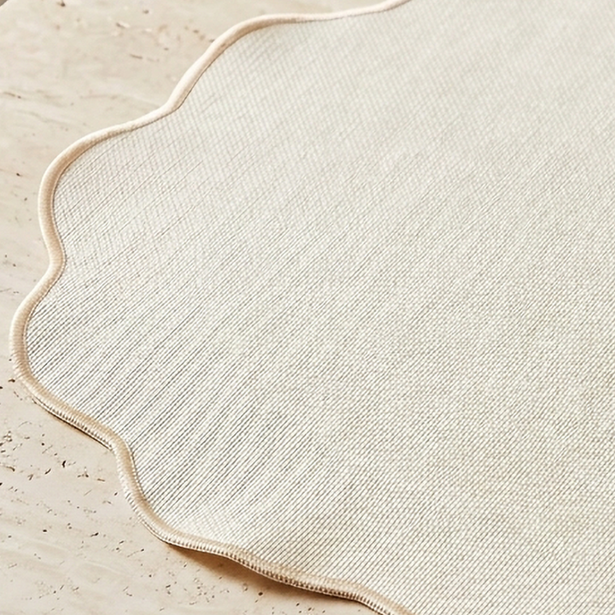مفرش سفرة مطرز بحواف متموجة - 38 سم-household-dining-tablelinen-placemats-image-2