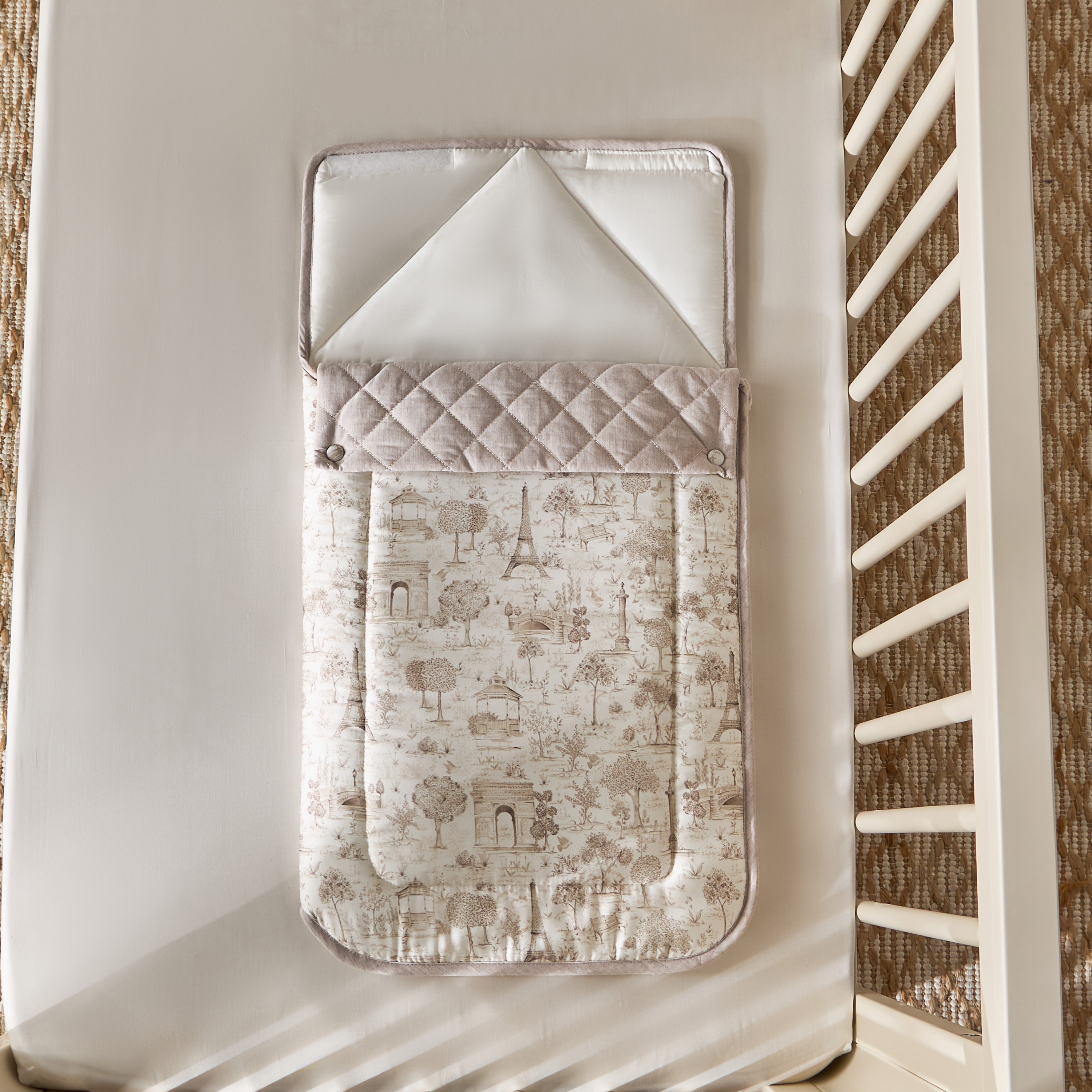 شنطة نوم قطنية للمواليد بطبعات باريس من جيجلز-baby-nursery-babybedding-image-2