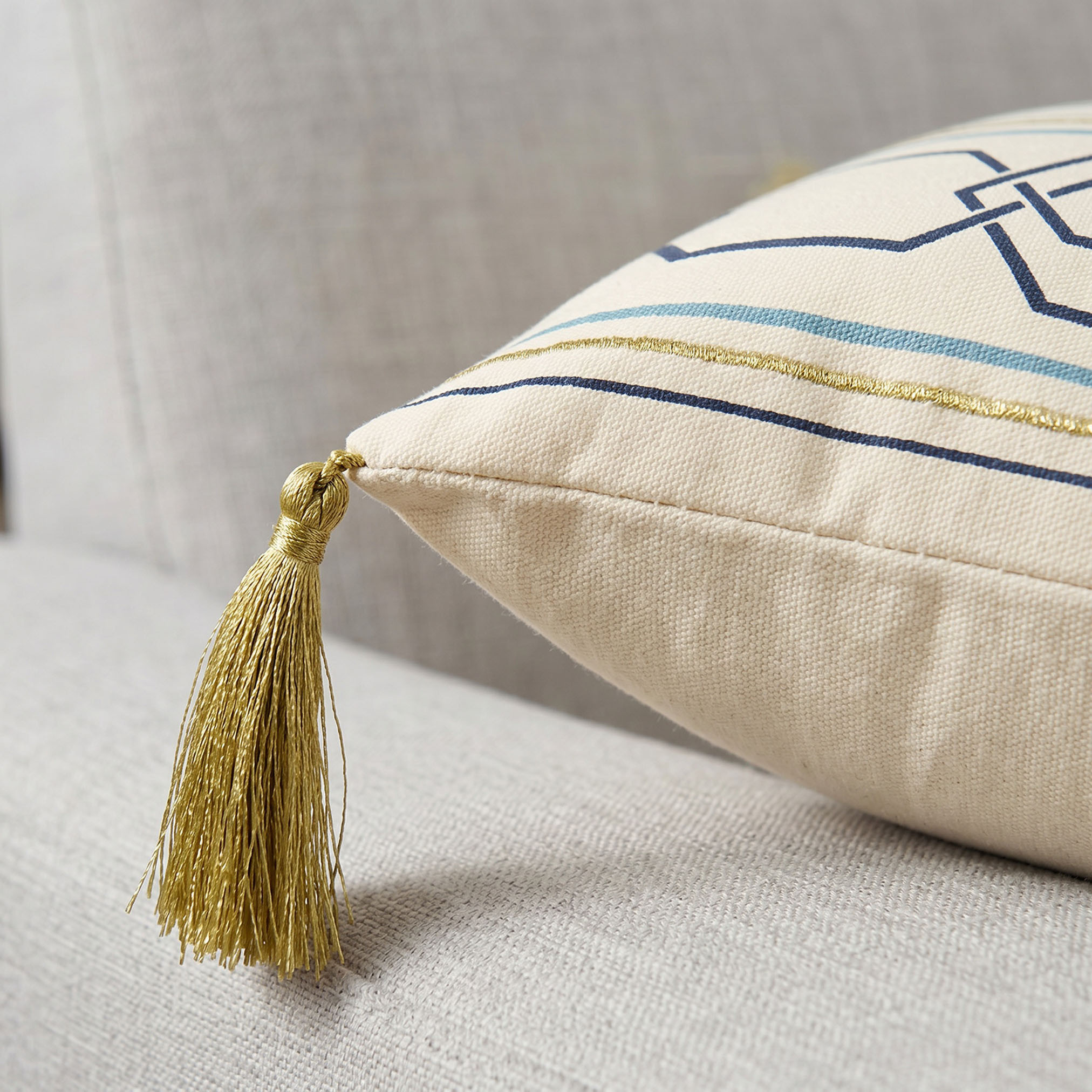 وسادة مملوءة بطبعة هندسية من جيا كومو - 30×50 سم-household-cushionsandthrows-filledcushions-decorativecushions-image-2