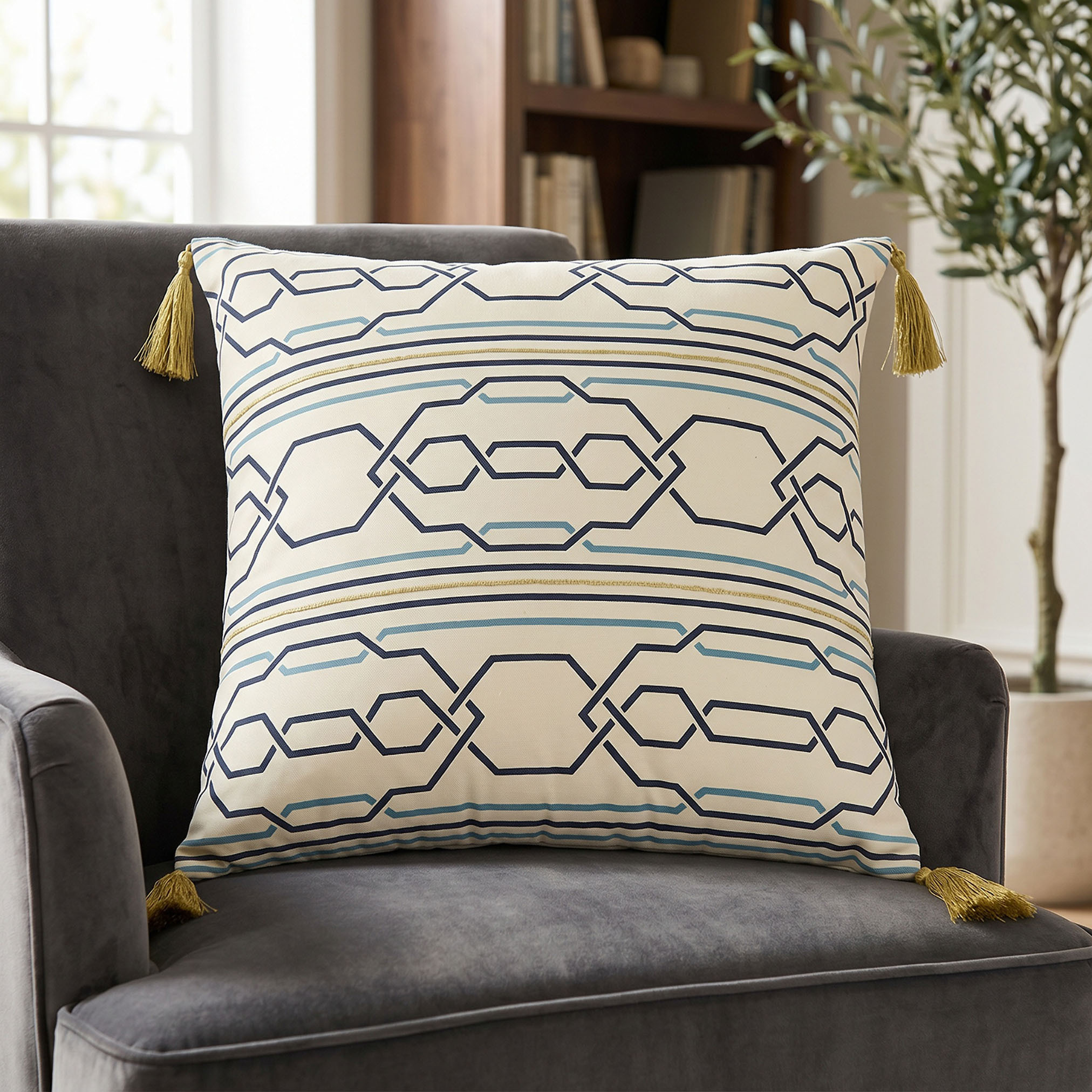 وسادة محشوة بطبعات هندسية من جيا كومو - 45x45 سم-household-cushionsandthrows-filledcushions-decorativecushions-image-1