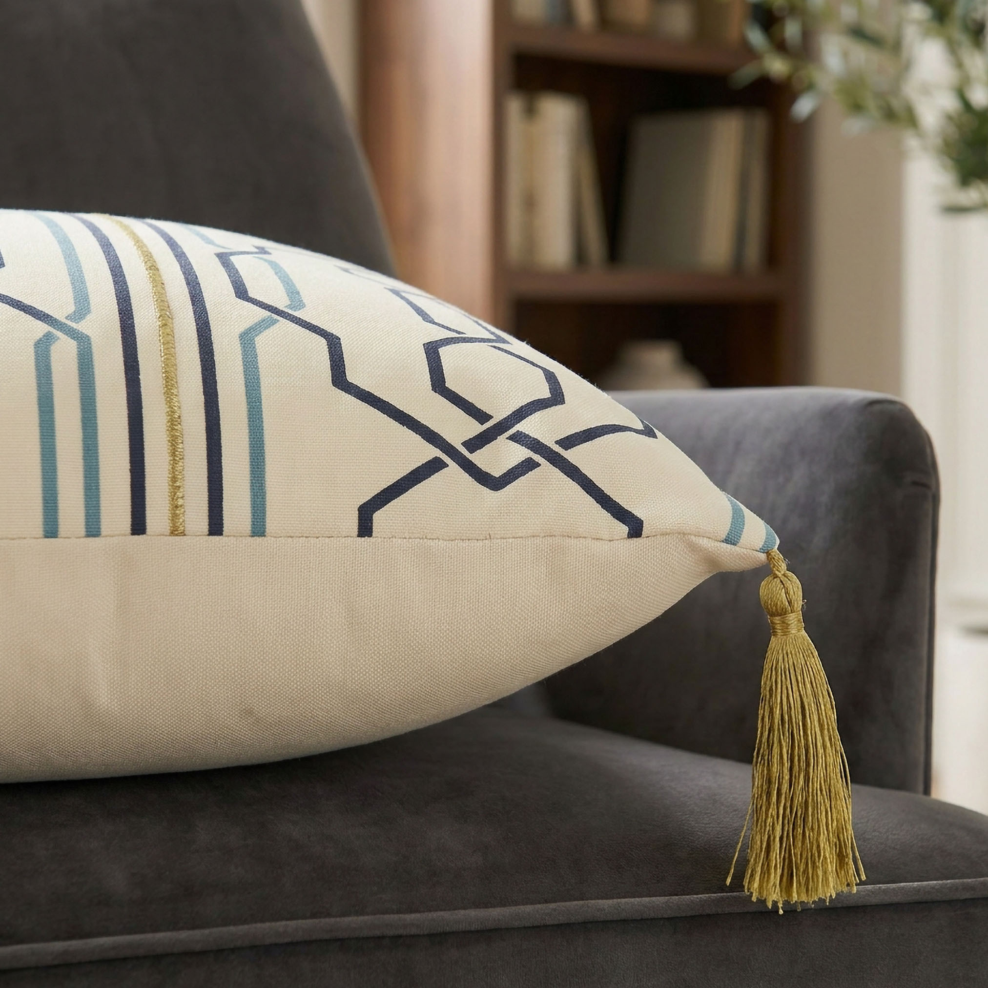 وسادة محشوة بطبعات هندسية من جيا كومو - 45x45 سم-household-cushionsandthrows-filledcushions-decorativecushions-image-2