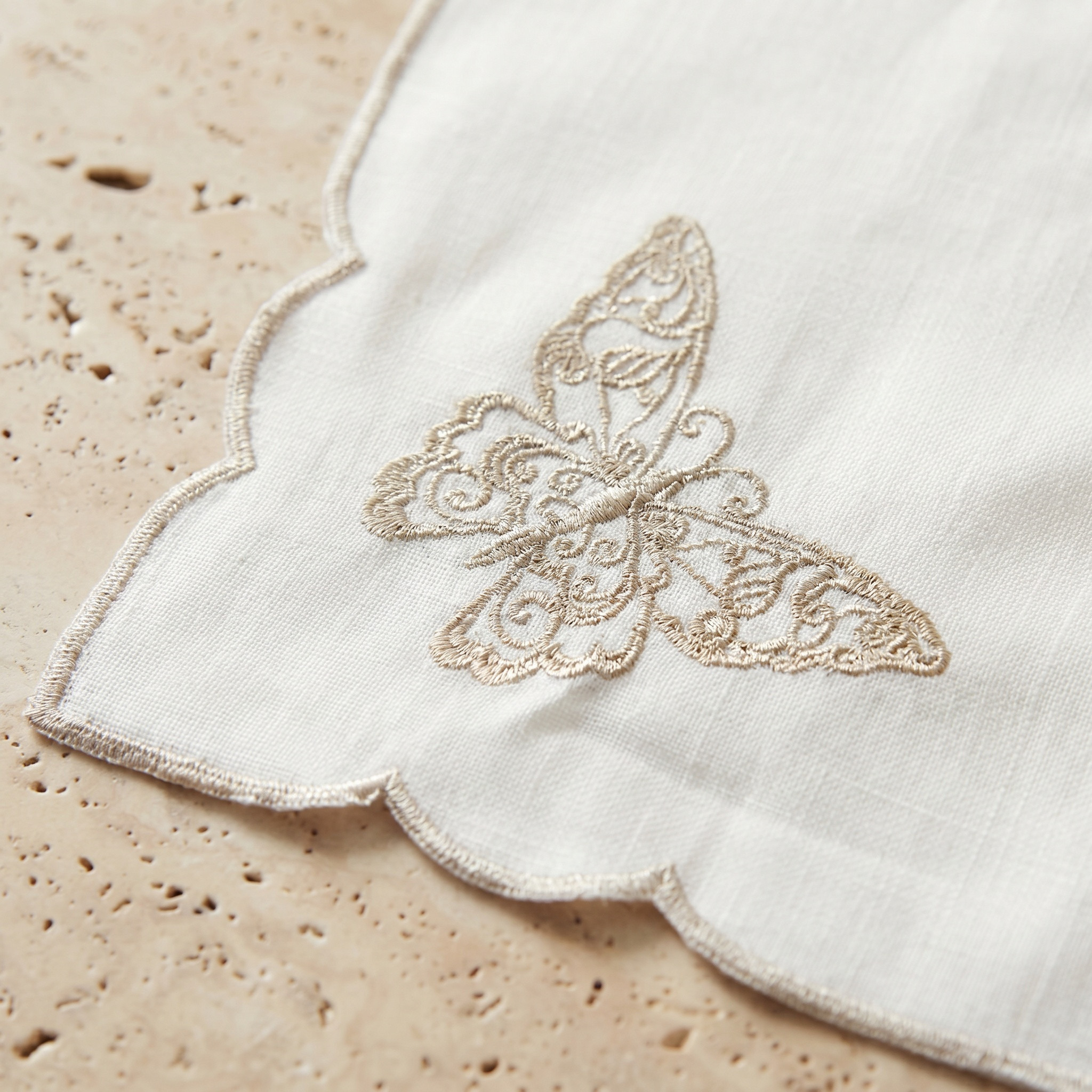 طقم مناديل مائدة مطرزة 4 قطع بتصميم فراشة - 43x43 سم-household-dining-tablelinen-napkinsandaccessories-image-3