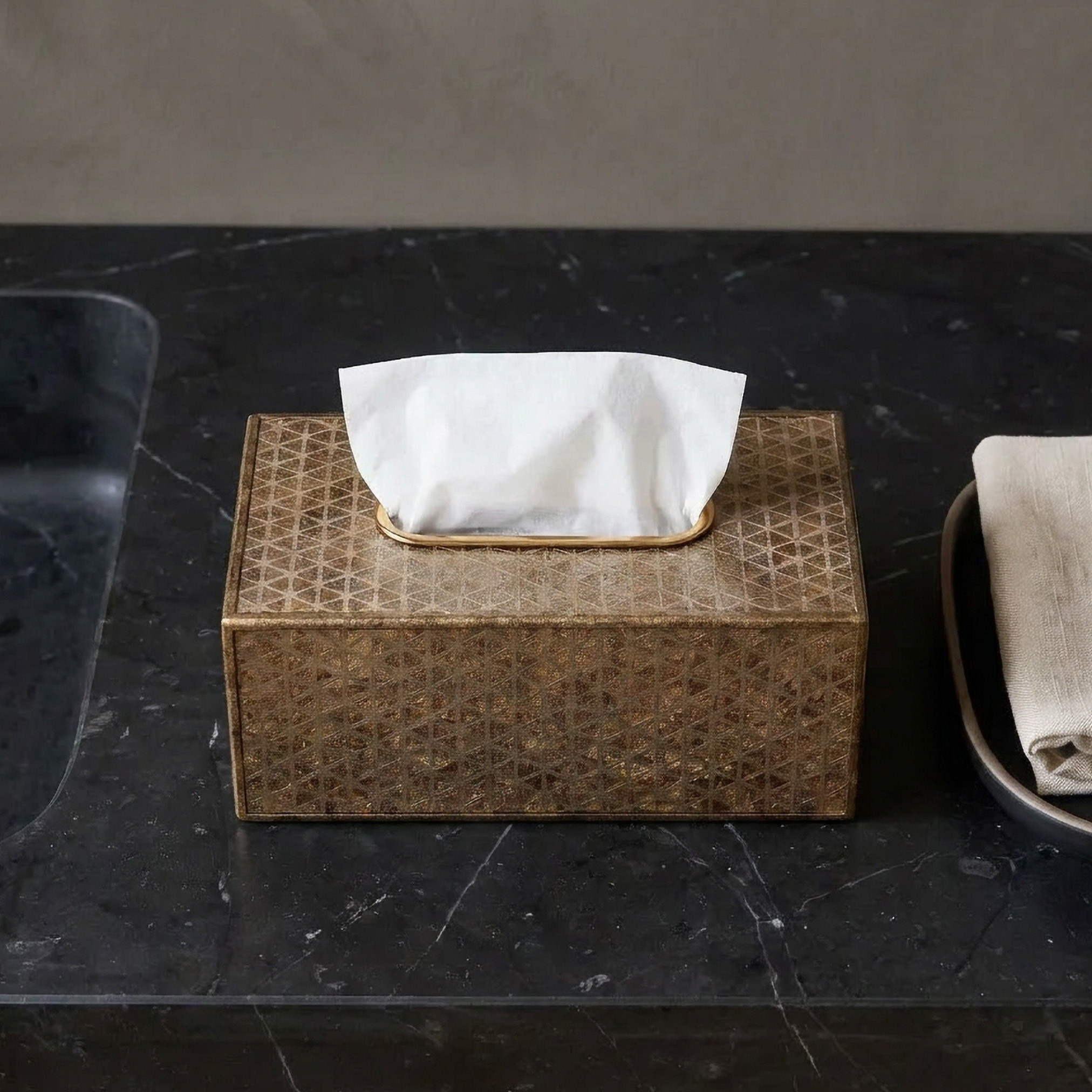 علبة مناديل من جيو - 25x14x10 سم-household-decor-decorativeobjectsandsculptures-image-1