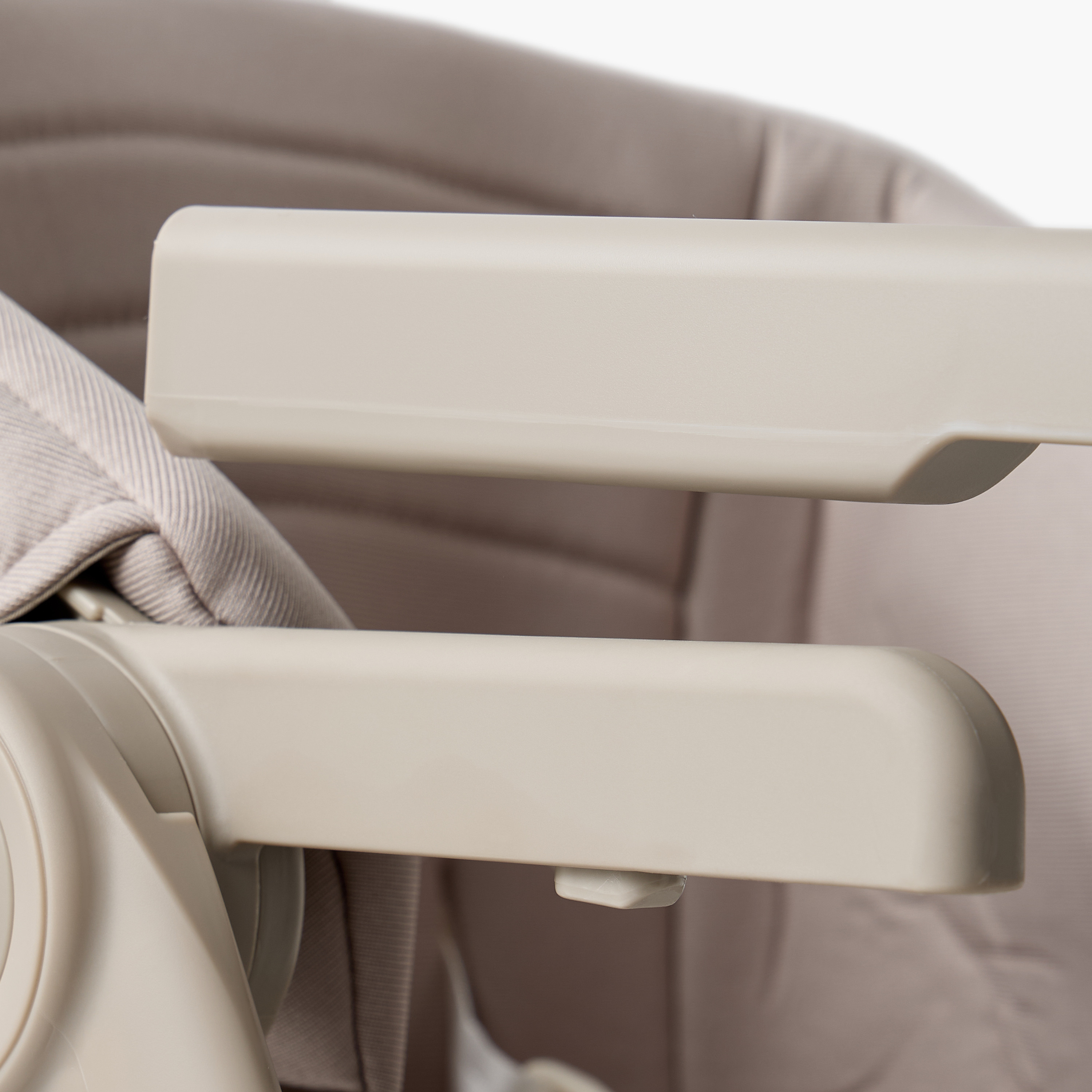 مقعد معزز بحزام أمان بـ3 نقاط من جيجلز-baby-feeding-highchairsandboosters-image-5