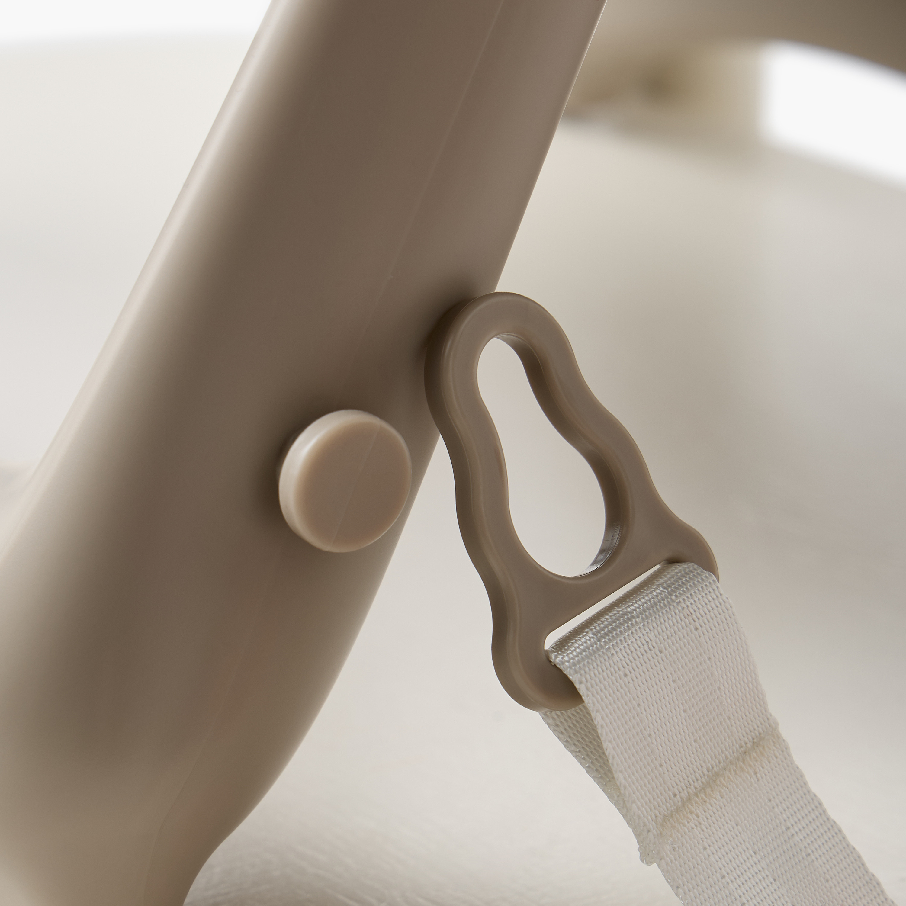 مقعد معزز بحزام أمان بـ3 نقاط من جيجلز-baby-feeding-highchairsandboosters-image-9