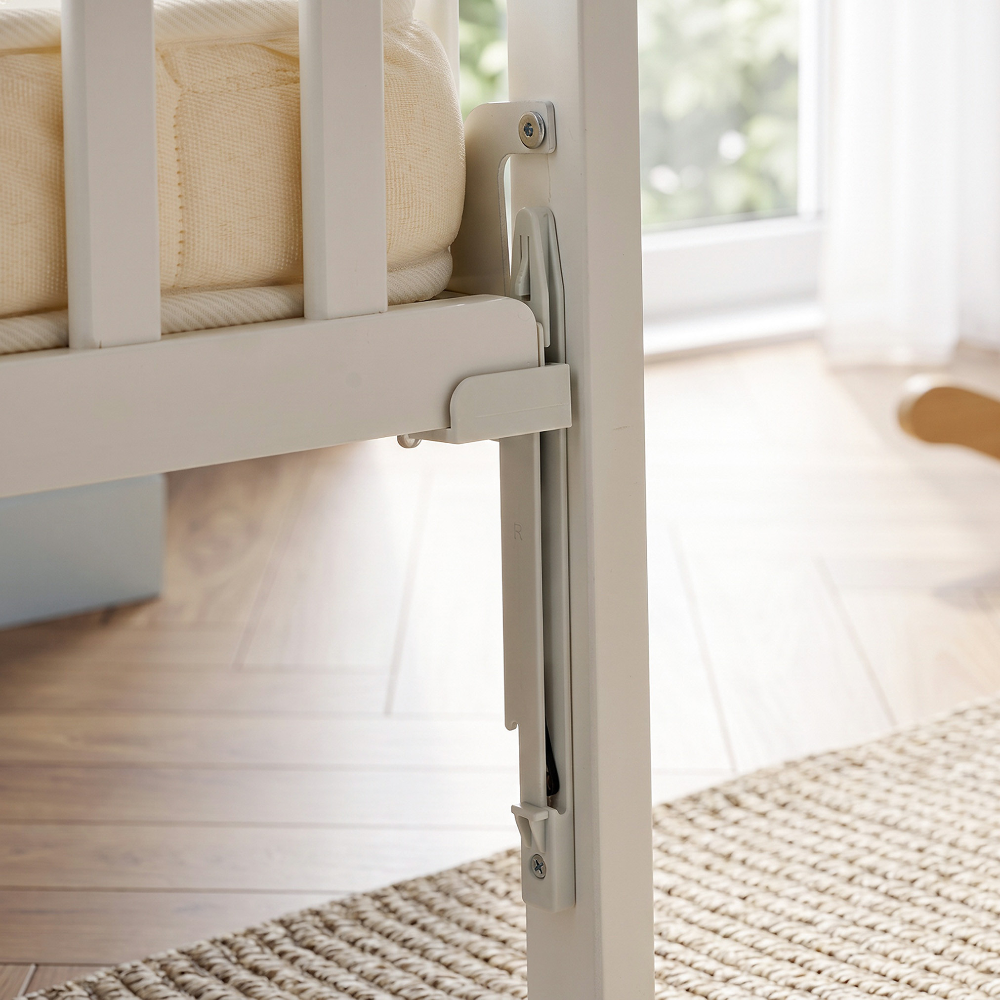 سرير أطفال خشبي ألبرت بجانب قابل للخفض من جونيورز-baby-nursery-furniture-cribsandbeds-babycribs-image-8