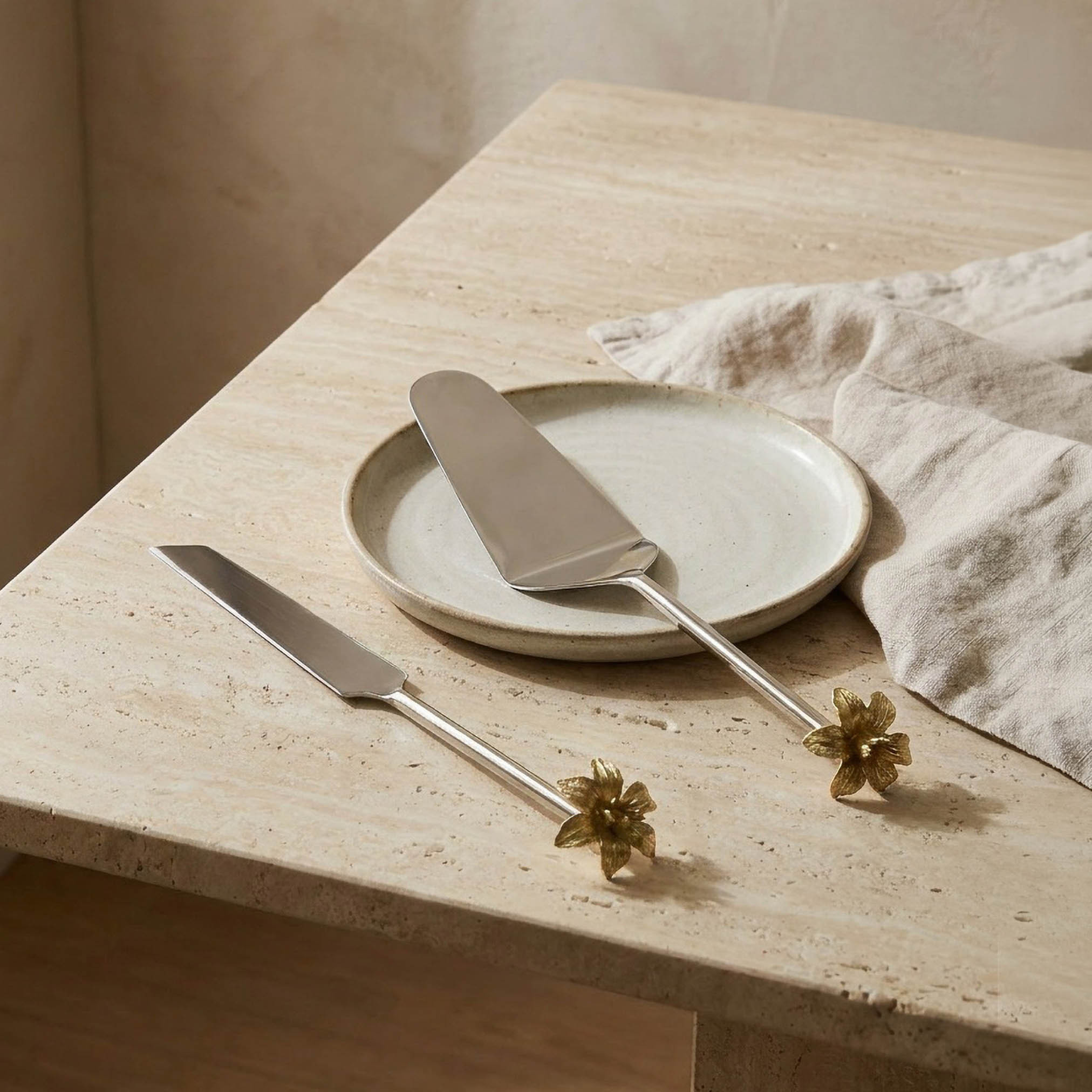 طقم سكين كيك وملعقة تقديم معدنية مزينة بالزهور - قطعتين-household-dining-cutlery-cutlerysets-image-2