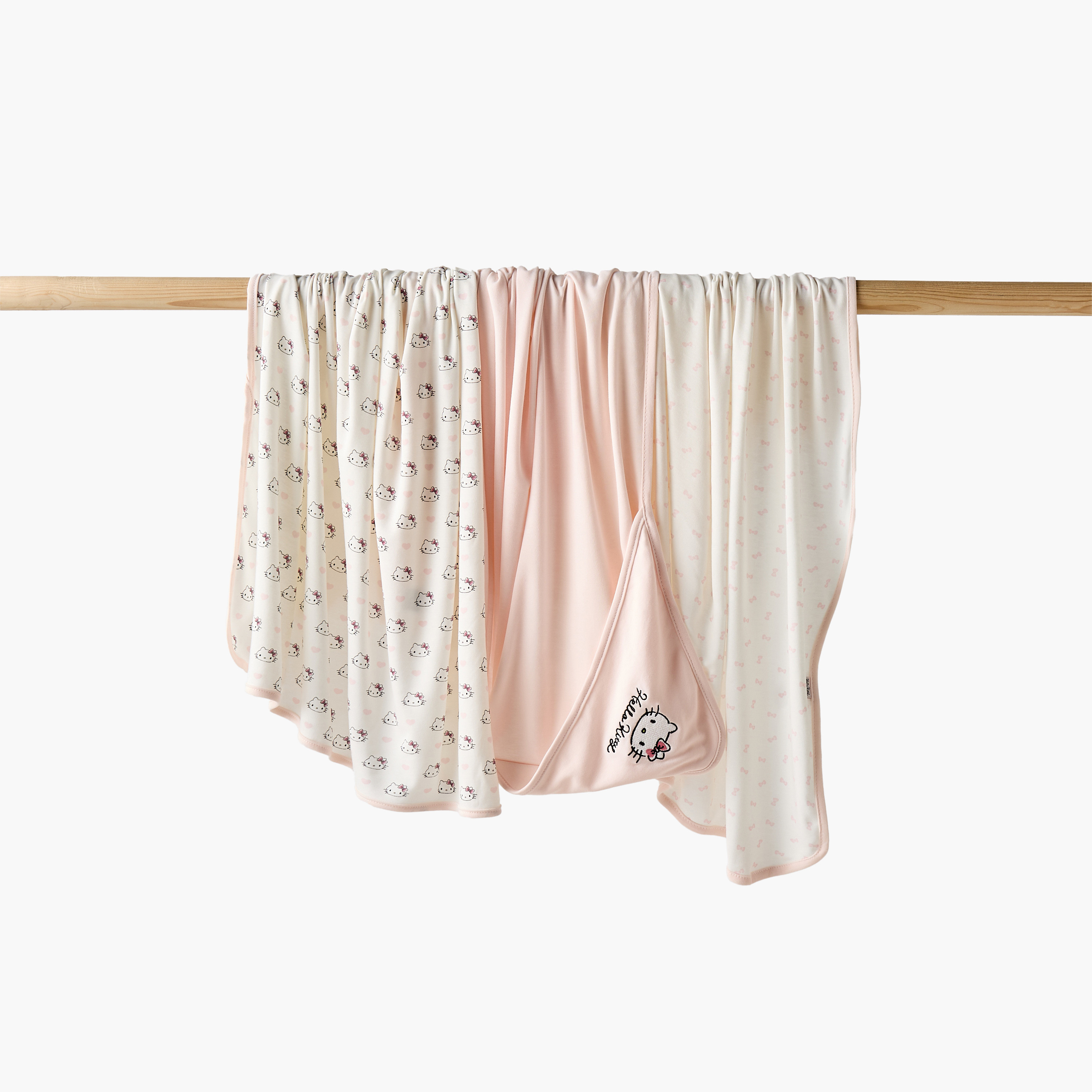 طقم بطانيات لحديثي الولادة من الخيرزان بطبعات هيلو كيتي من أناريو - 3 قطع-baby-nursery-blanketsandswaddles-receivingblankets-image-1