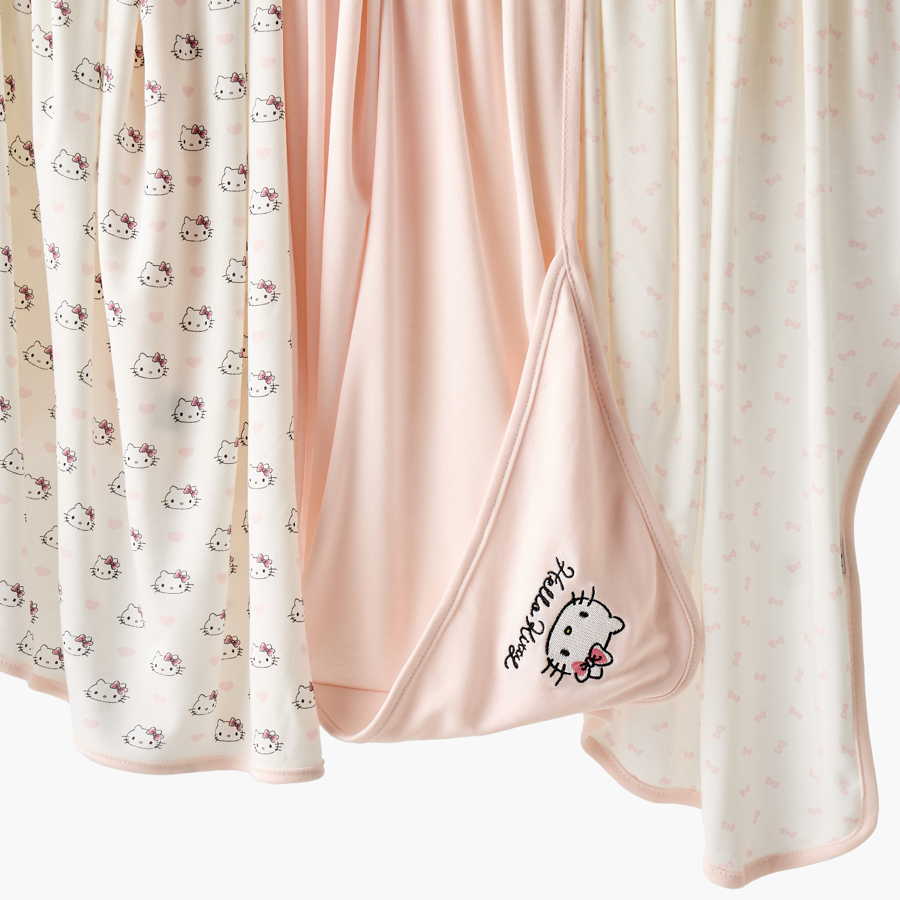 طقم بطانيات لحديثي الولادة من الخيرزان بطبعات هيلو كيتي من أناريو - 3 قطع-baby-nursery-blanketsandswaddles-receivingblankets-image-4