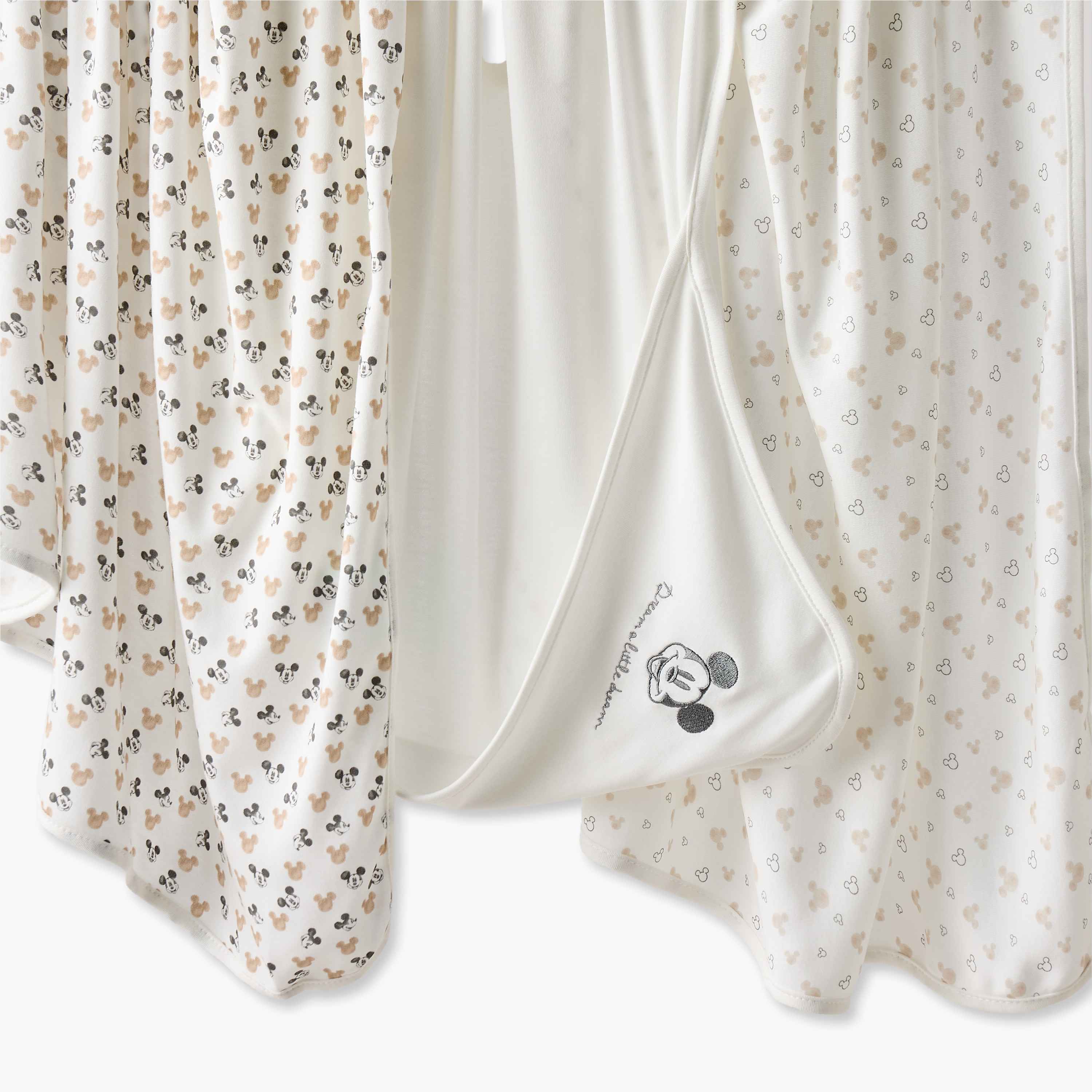بطانيات حديثي الولادة من الخيزران بطبعات ميكي ماوس من ديزني - عبوة من 3 قطع-baby-nursery-blanketsandswaddles-blanketsandquilts-image-4