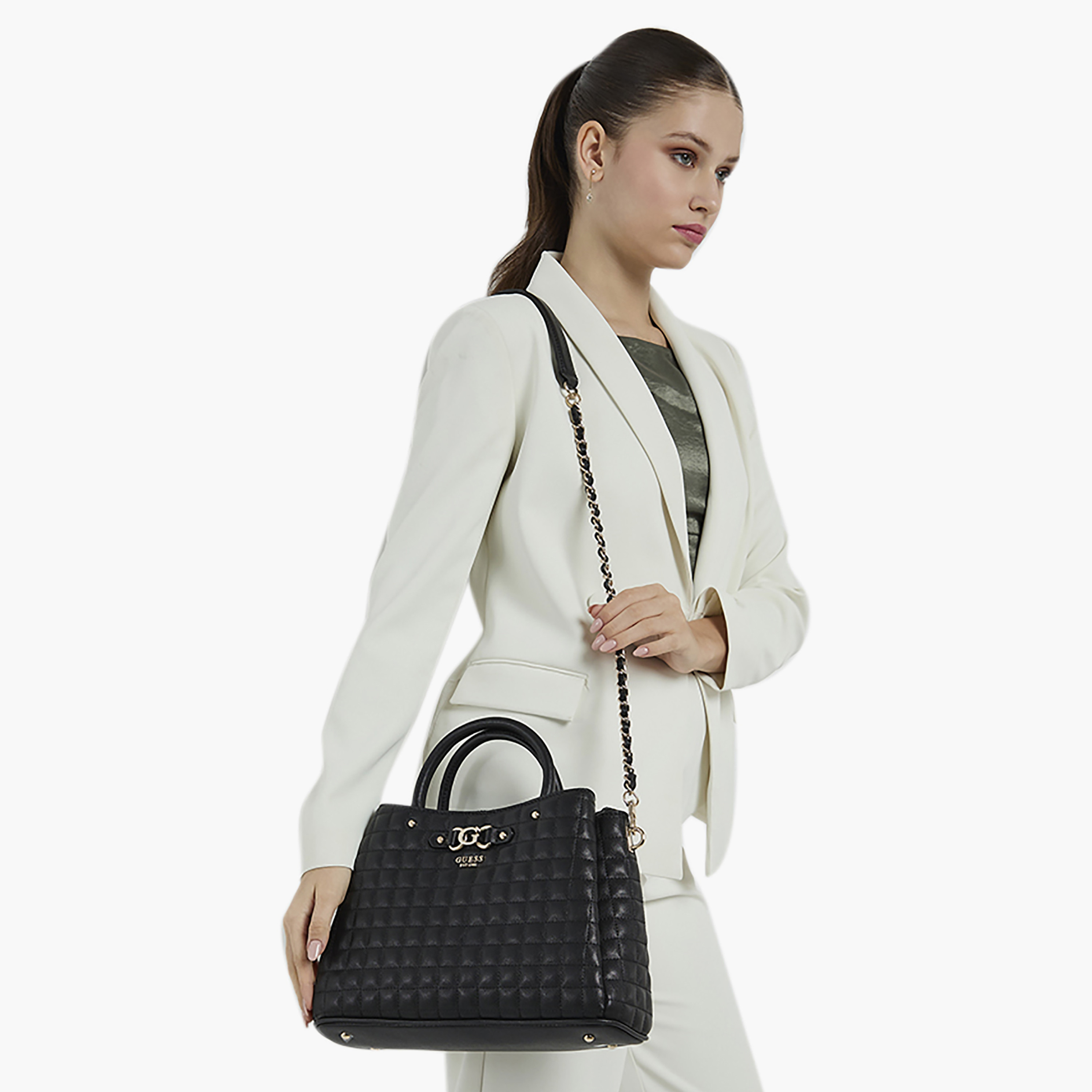حقيبة ساتشيل مربعة مبطنة من Guess Nadira بمقبضين وإغلاق سحاب وحزام سلسلة-women-bagsandwallets-handbags-image-4