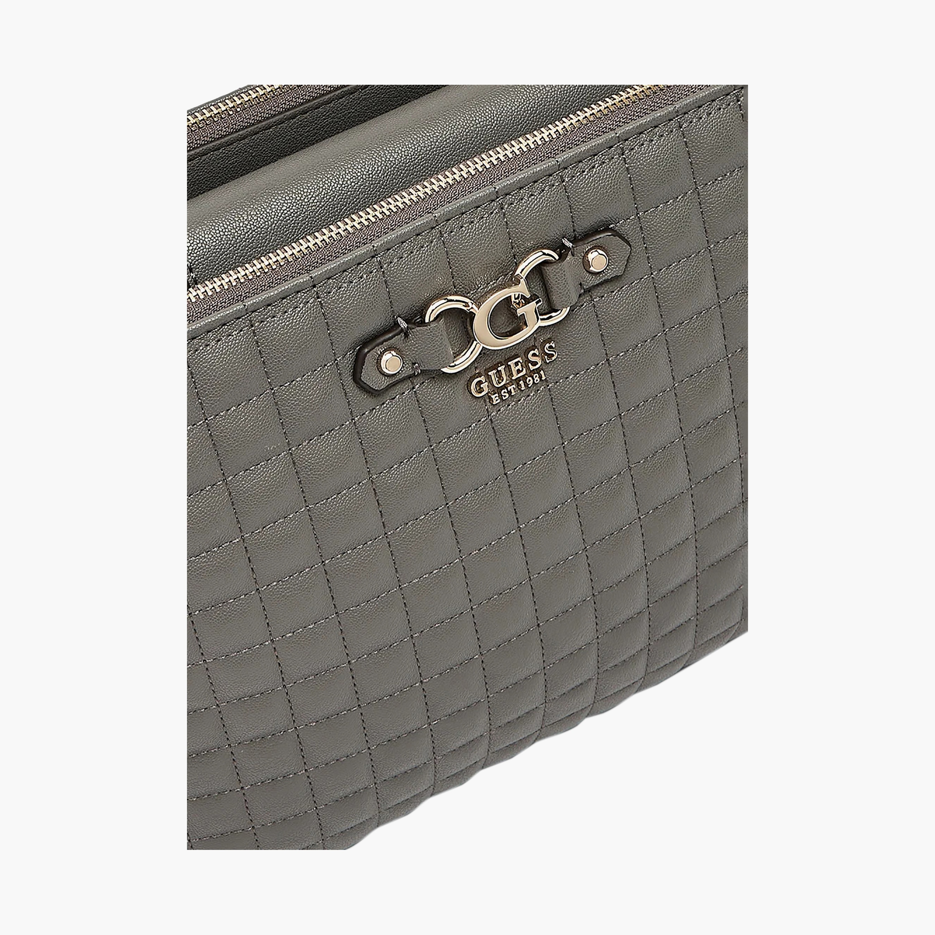 حقيبة توت بمقبضين مبطنة بتصميم شبكي مع إغلاق بسحاب من Guess Nadira-women-bagsandwallets-handbags-image-5