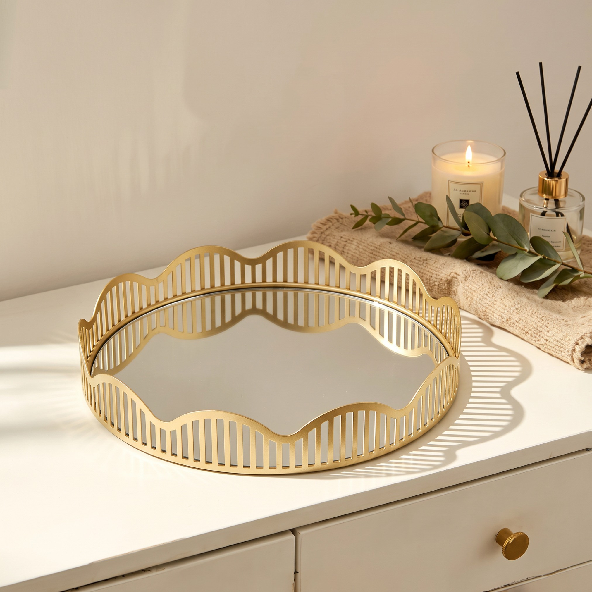 صينية ديكور زجاجية بحواف صدفية-household-decor-boxesandtrays-image-1