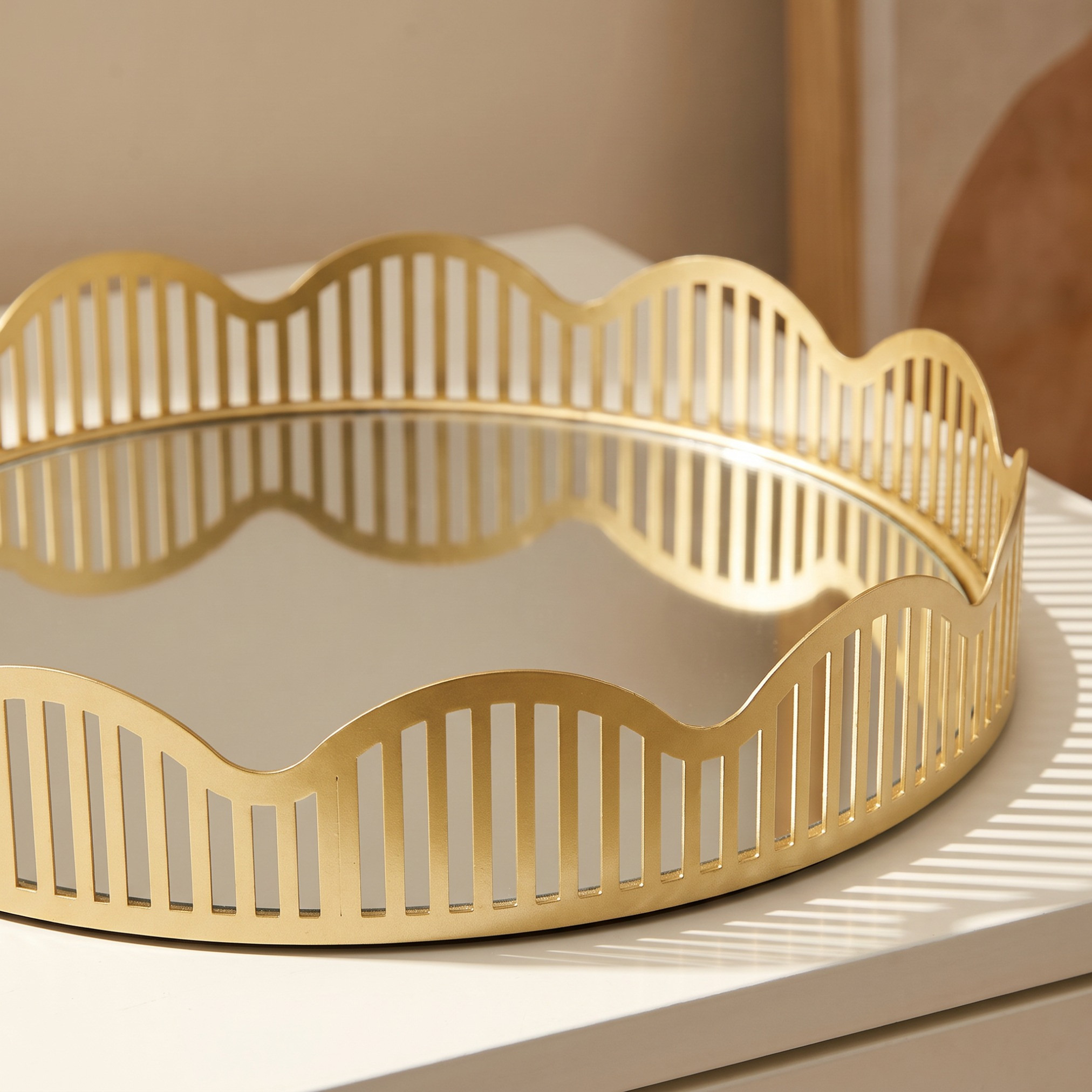 صينية ديكور زجاجية بحواف صدفية-household-decor-boxesandtrays-image-2