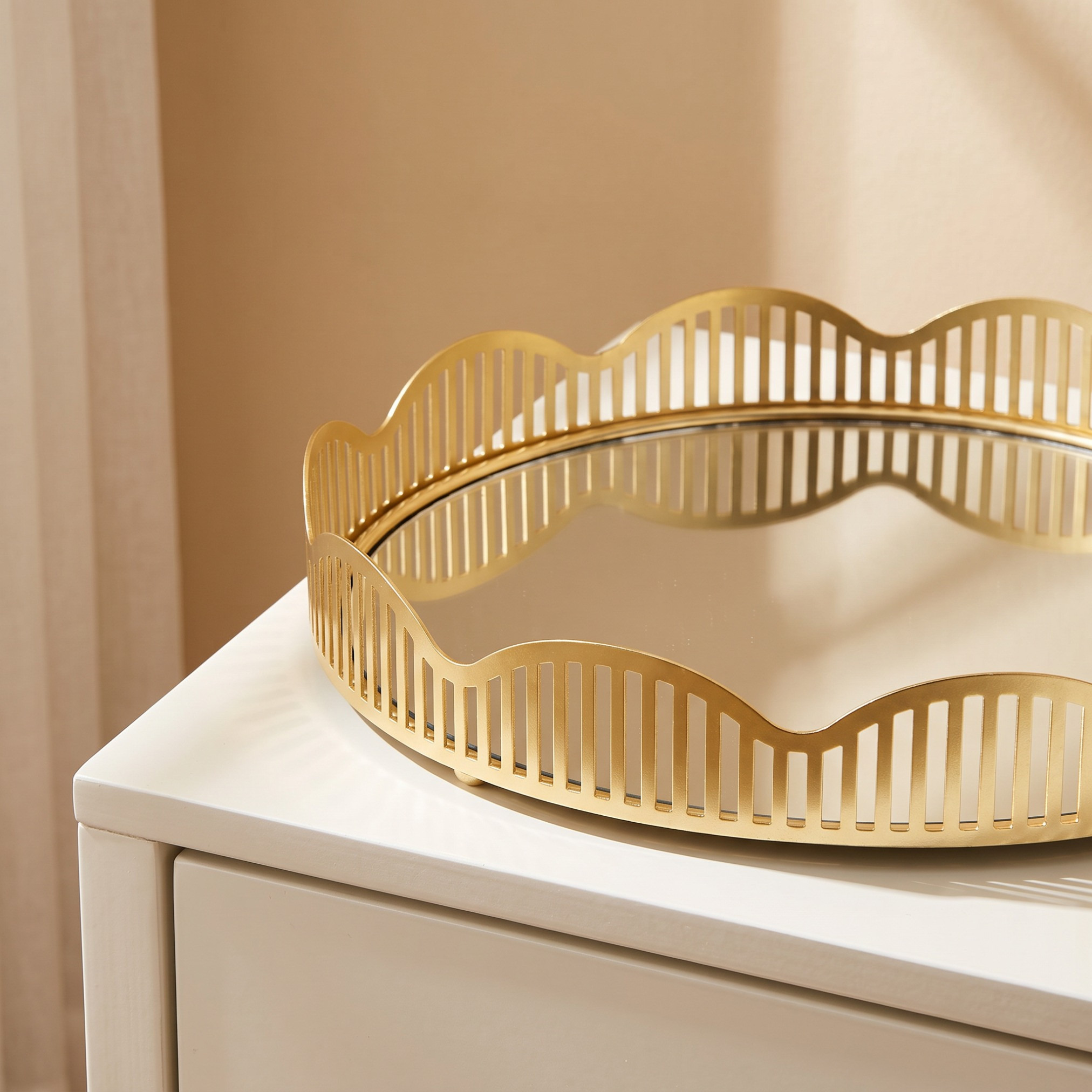 صينية ديكور زجاجية بحواف صدفية-household-decor-boxesandtrays-image-3