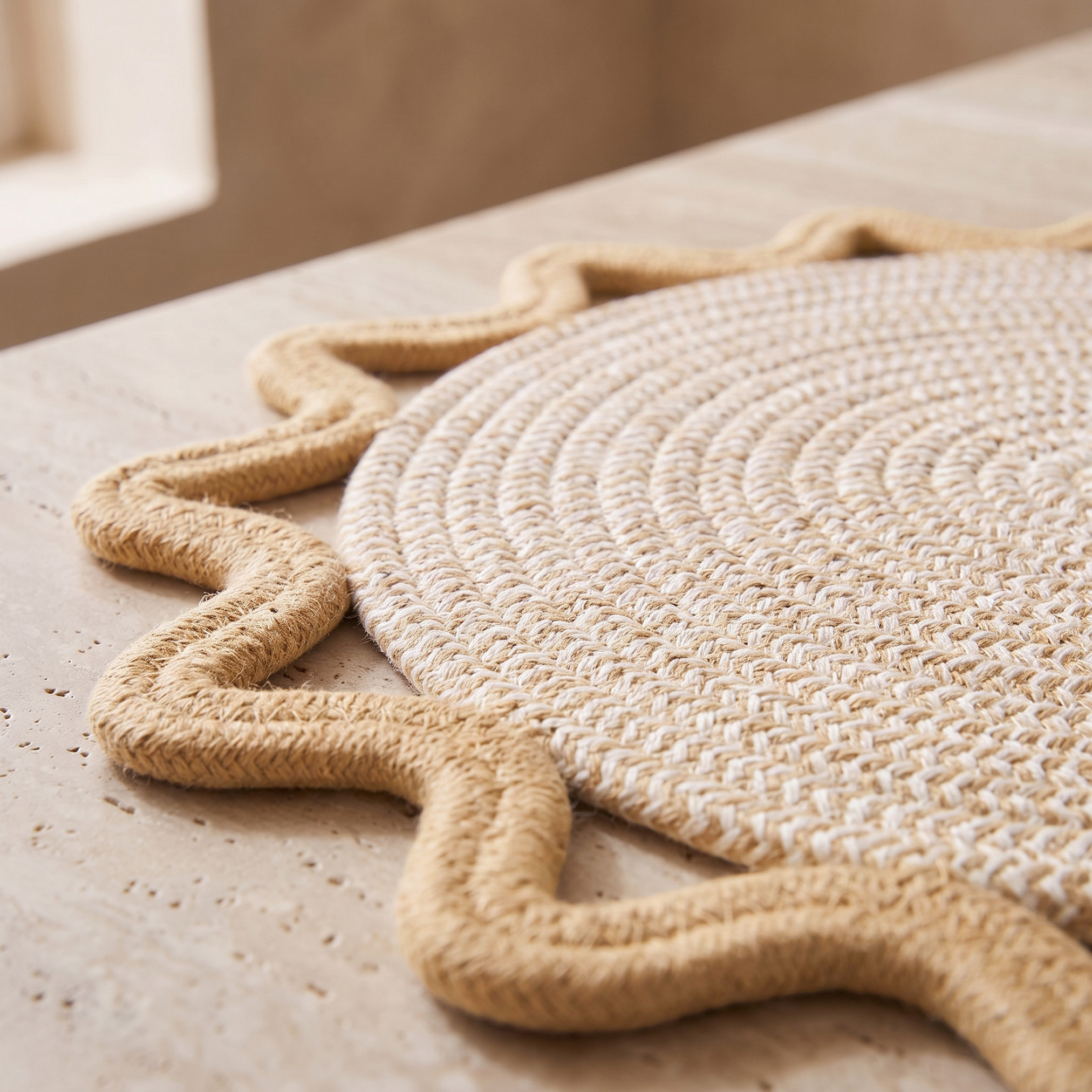 لبادة صحون منسوجة بحواف مموجة - 38 سم-household-dining-tablelinen-placemats-image-3