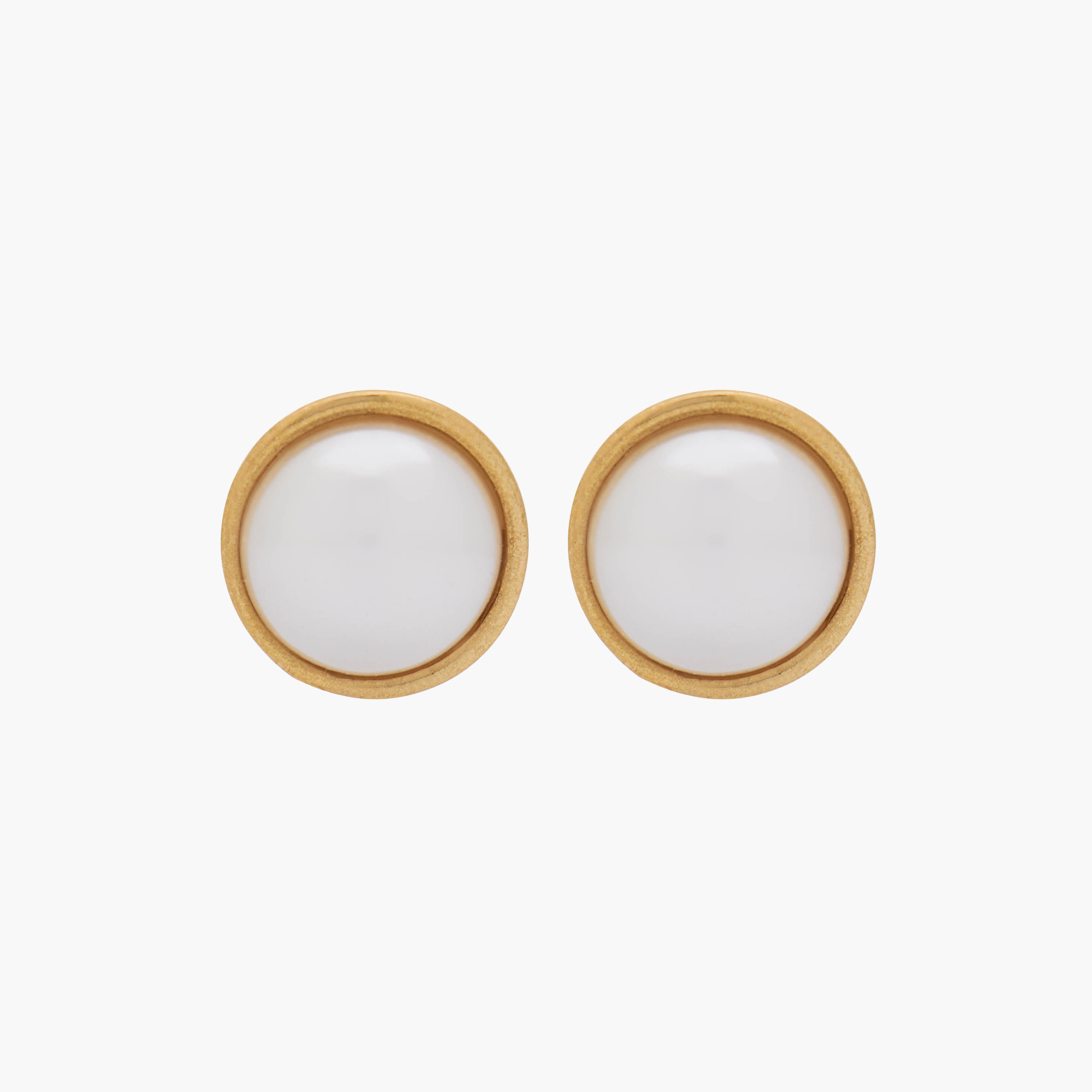 حلق بزينة لؤلؤ ولون ذهبي ومكبس إغلاق-women-watchesandjewellery-jewellery-earrings-image-1