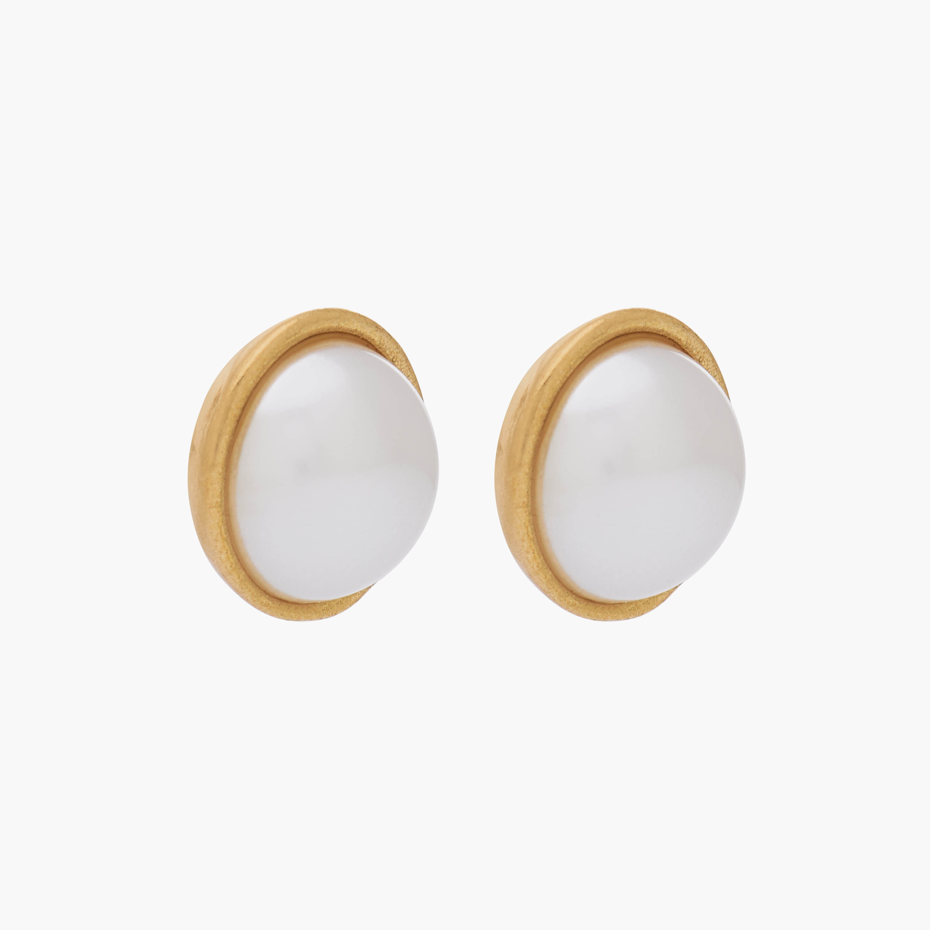 حلق بزينة لؤلؤ ولون ذهبي ومكبس إغلاق-women-watchesandjewellery-jewellery-earrings-image-2
