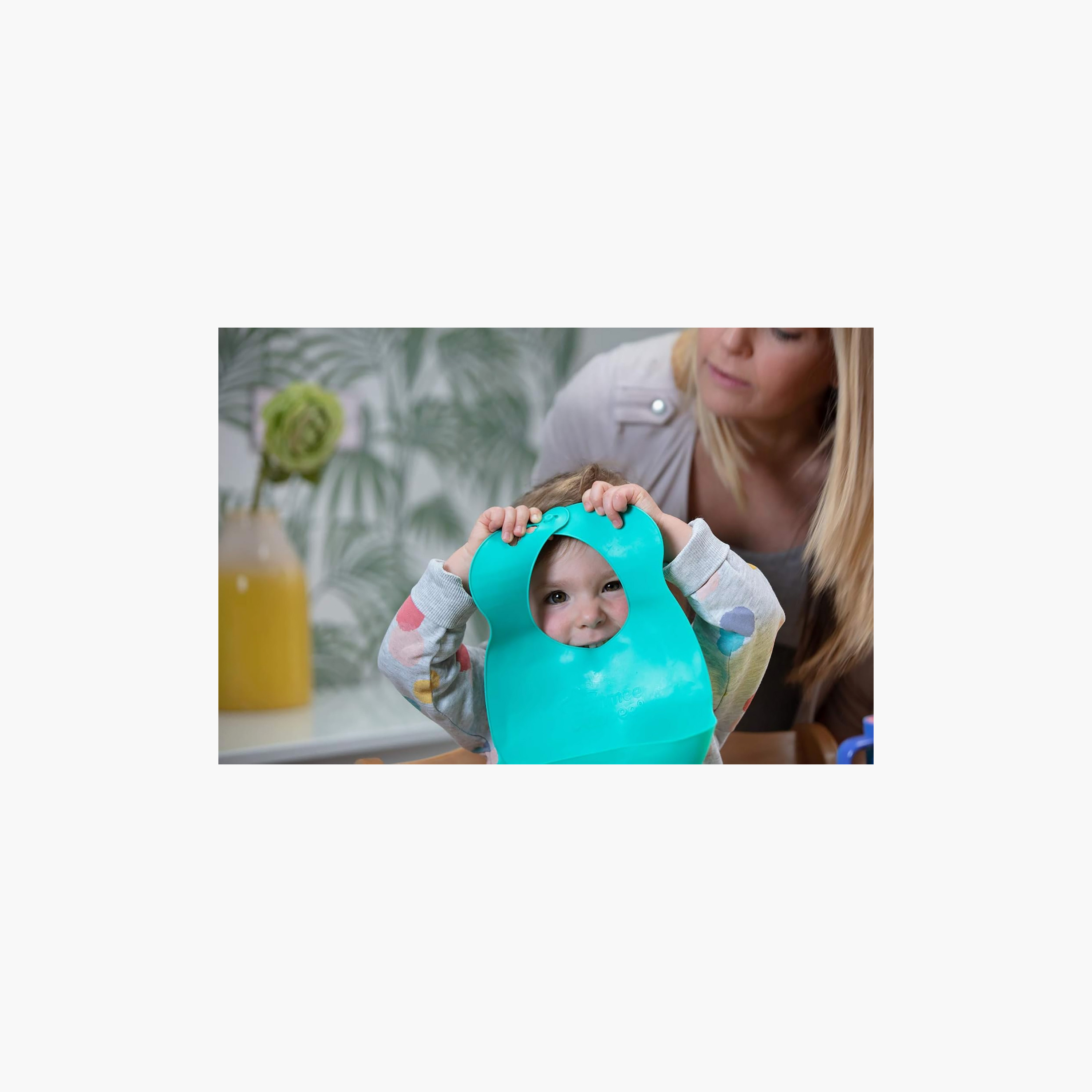 Tommee Tippee Wearing Bib-baby-feeding-bibs-image-2
