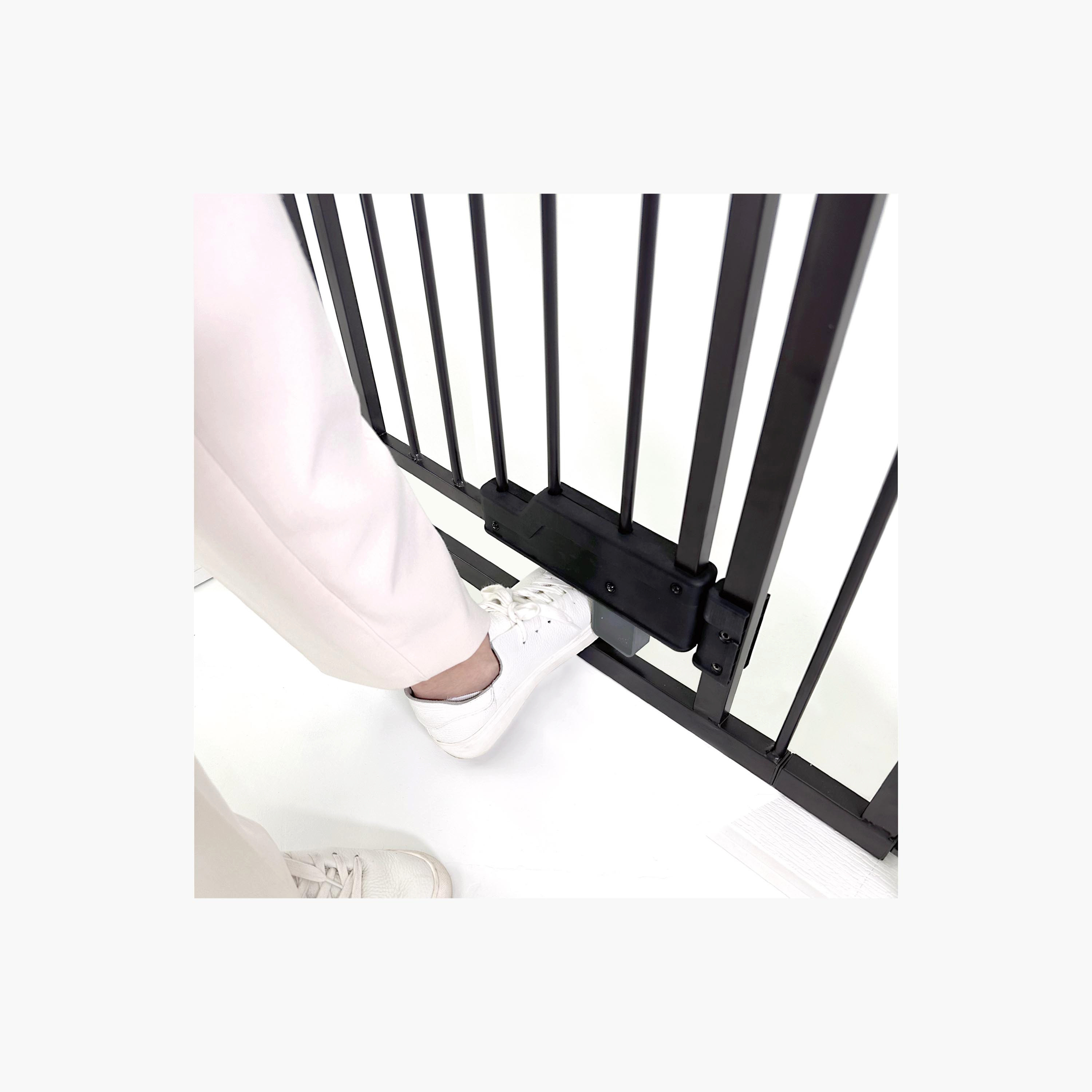 بوابة أمان للأبواب مع دواسة تشغيل بالقدم من إنجينيتي-baby-healthandsafety-babyproofing-image-4
