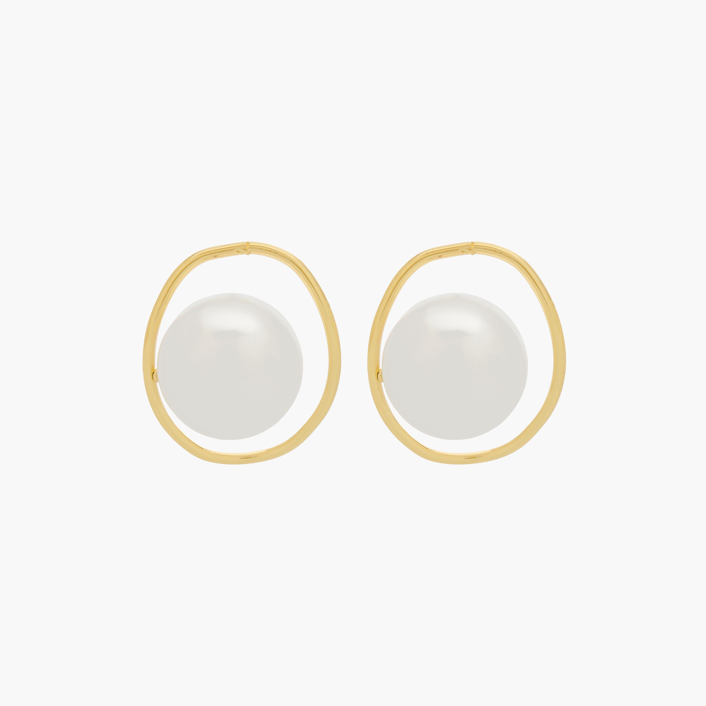 حلق دبوس مزين باللؤلؤ ولون ذهبي بمكبس إغلاق-women-watchesandjewellery-jewellery-earrings-image-1