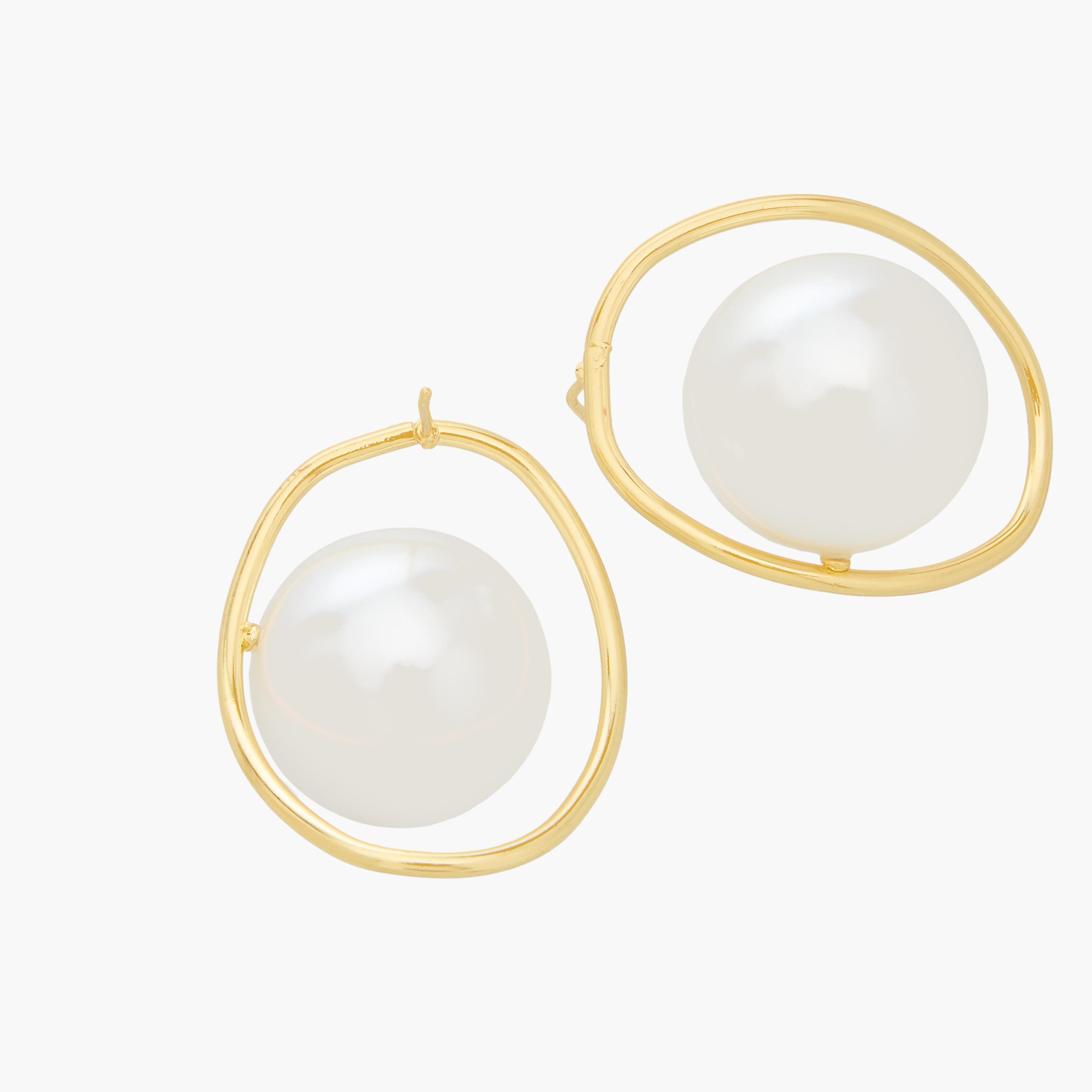 حلق دبوس مزين باللؤلؤ ولون ذهبي بمكبس إغلاق-women-watchesandjewellery-jewellery-earrings-image-3