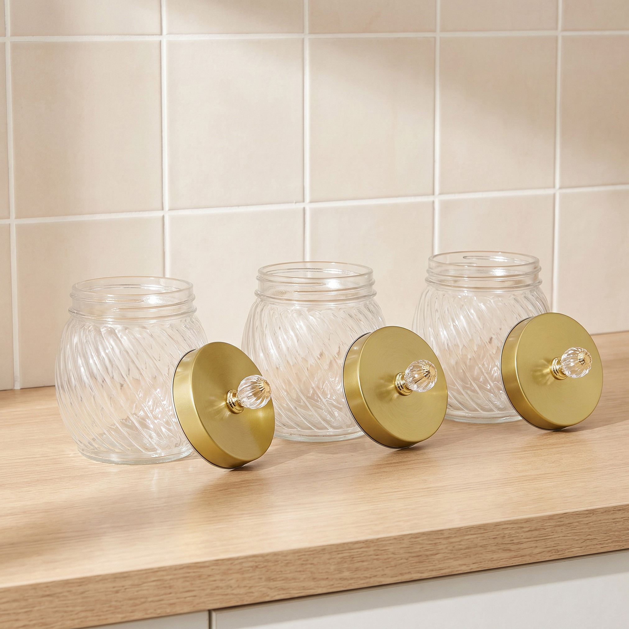 طقم جرات زجاج 3 قطع مع أغطية معدن من لارا-household-kitchen-foodstorage-spiceracksandjars-image-2