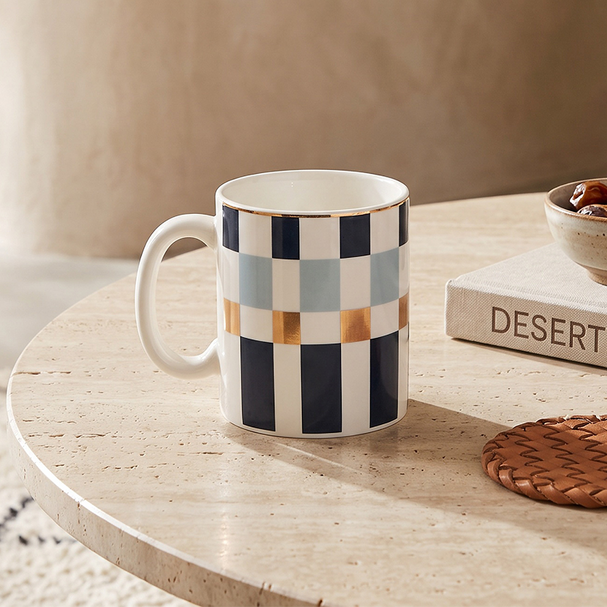مج من الخزف الصيني بطبعات مربعات ومقبض من جيا كومو - 360 مل-household-dining-teaandcoffee-mugsandcups-image-1