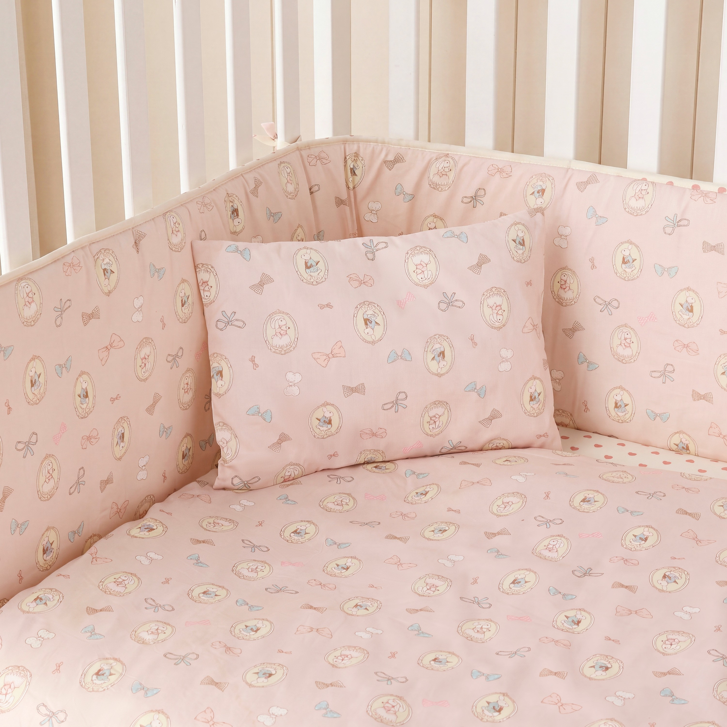 طقم مفروشات سرير 4 قطع بطبعات فيونكة من جونيورز-baby-nursery-babybedding-image-3