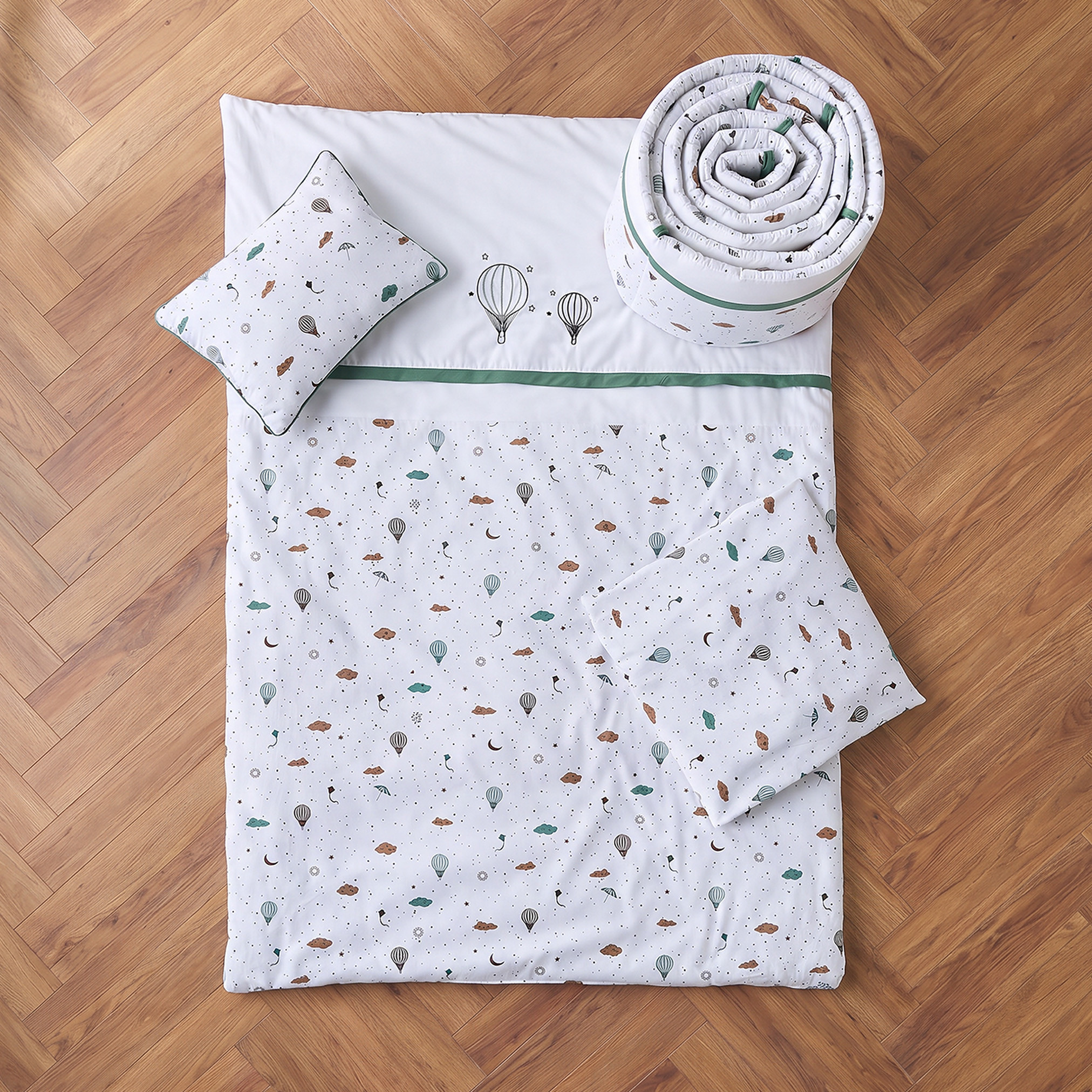طقم مفروشات سرير قطن من 4 قطع بطبعات بالونات الهواء الساخن من جونيورز-baby-nursery-babybedding-image-5