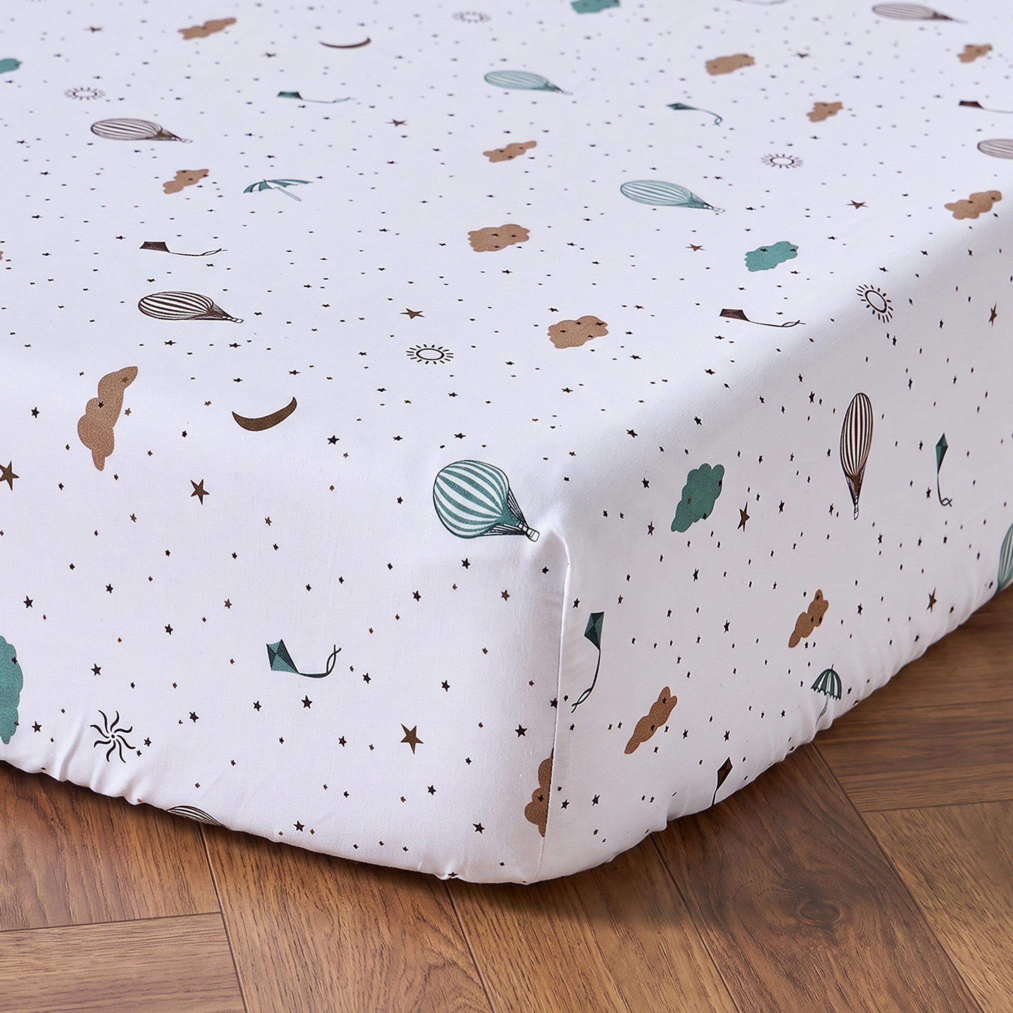 طقم مفروشات سرير قطن من 4 قطع بطبعات بالونات الهواء الساخن من جونيورز-baby-nursery-babybedding-image-7